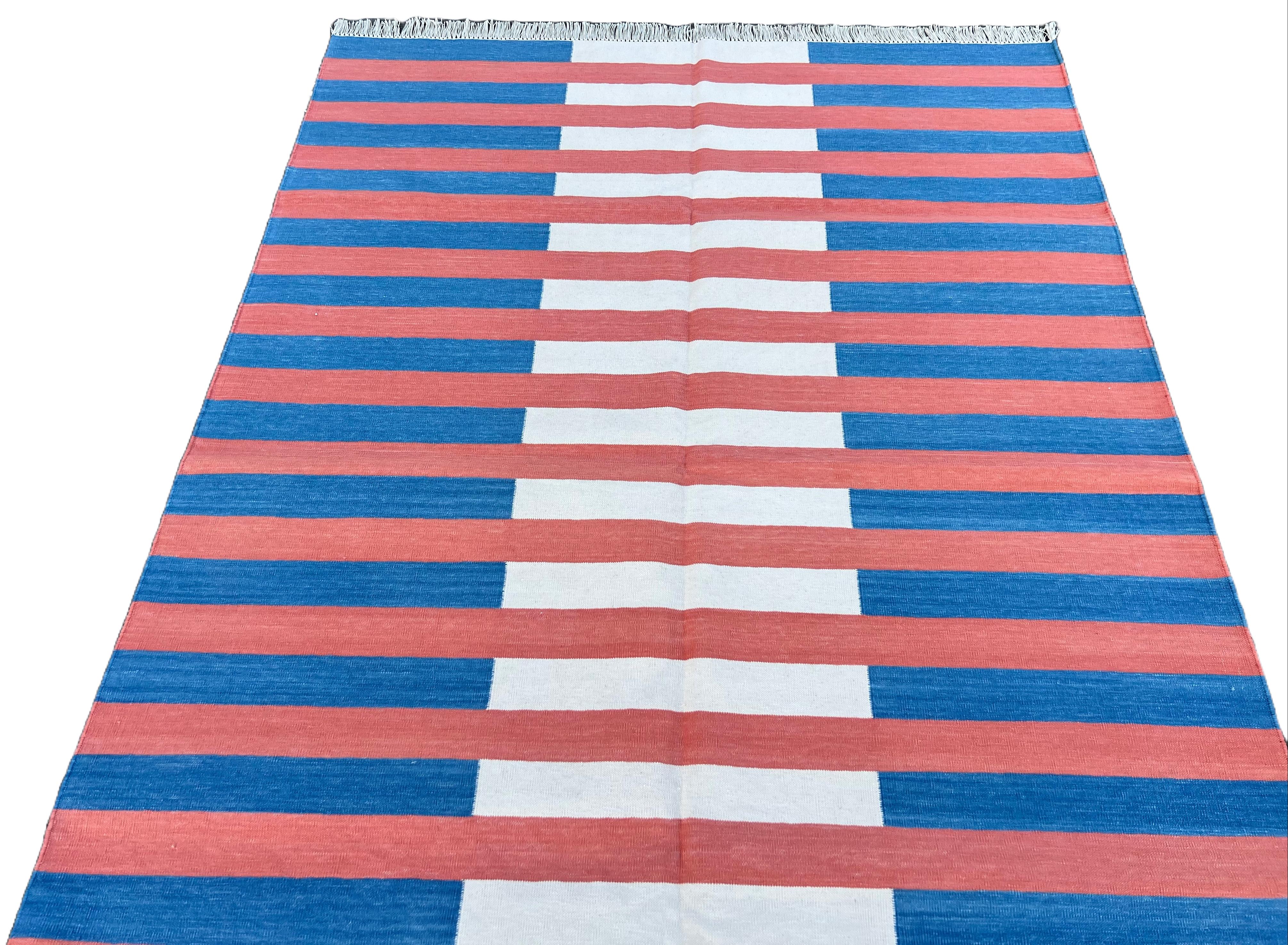 Tappeto a tessitura piatta in cotone fatto a mano, 4x6 Tappeto indiano Dhurrie a strisce blu e rosse In condizioni Nuovo in vendita a Jaipur, IN