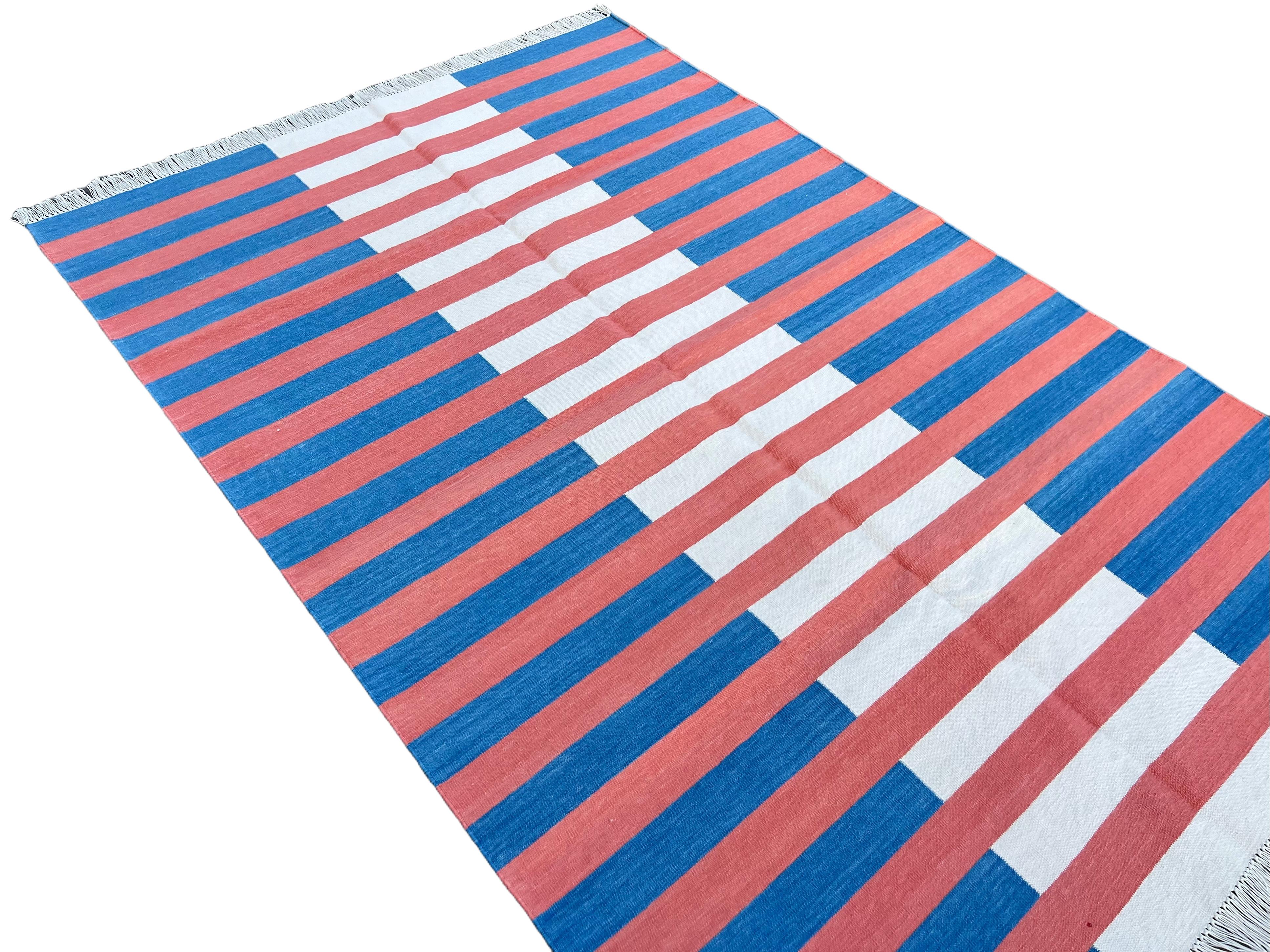 Cotone Tappeto a tessitura piatta in cotone fatto a mano, 4x6 Tappeto indiano Dhurrie a strisce blu e rosse in vendita