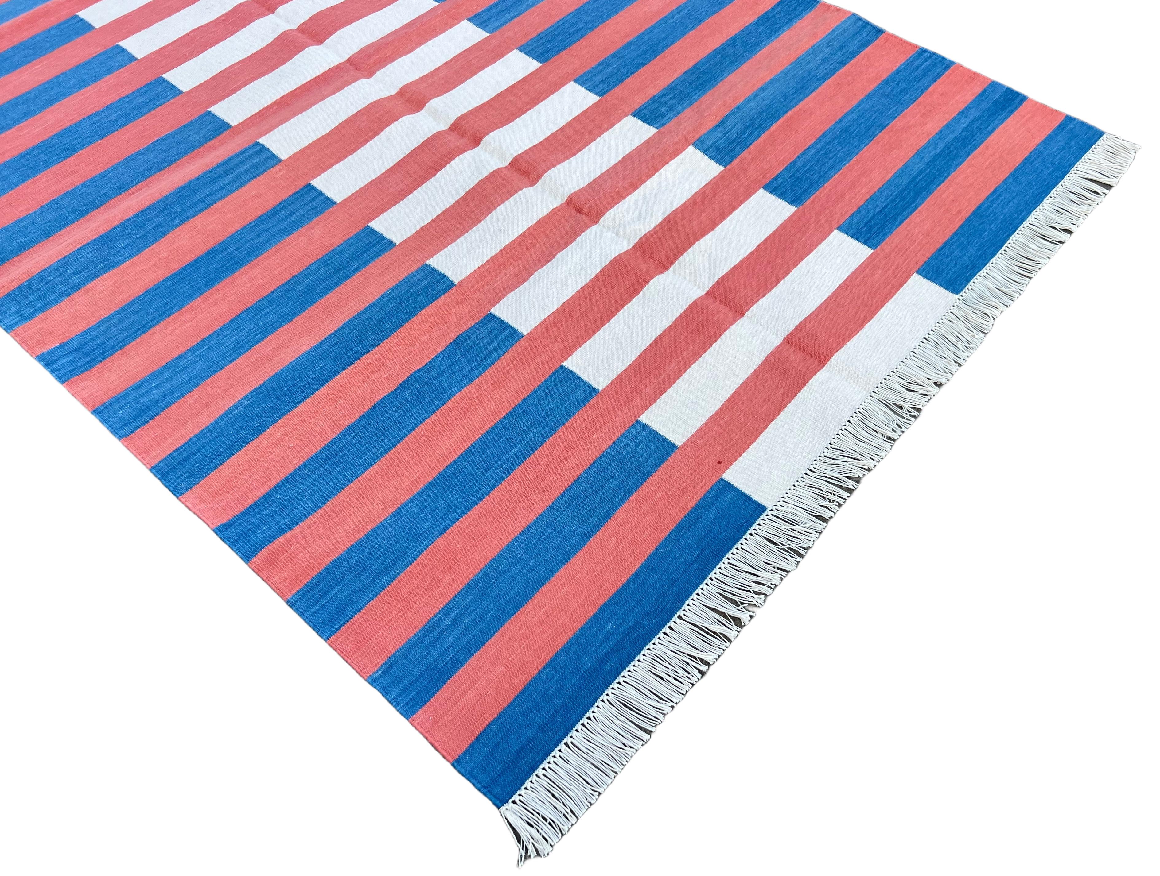 Tappeto a tessitura piatta in cotone fatto a mano, 4x6 Tappeto indiano Dhurrie a strisce blu e rosse in vendita 1