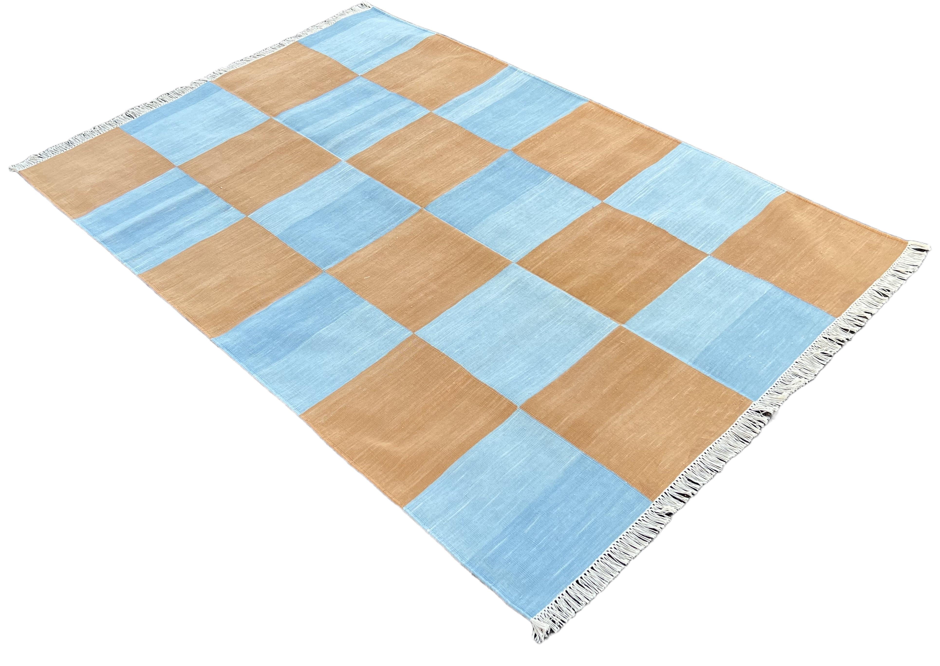 Baumwolle pflanzlich gefärbt Tan und blau kariert indischen Dhurrie Teppich-4'x6' 

Diese speziellen flachgewebten Dhurries werden aus 15-fachem Garn aus 100% Baumwolle handgewebt. Aufgrund der speziellen Fertigungstechniken, die zur Herstellung