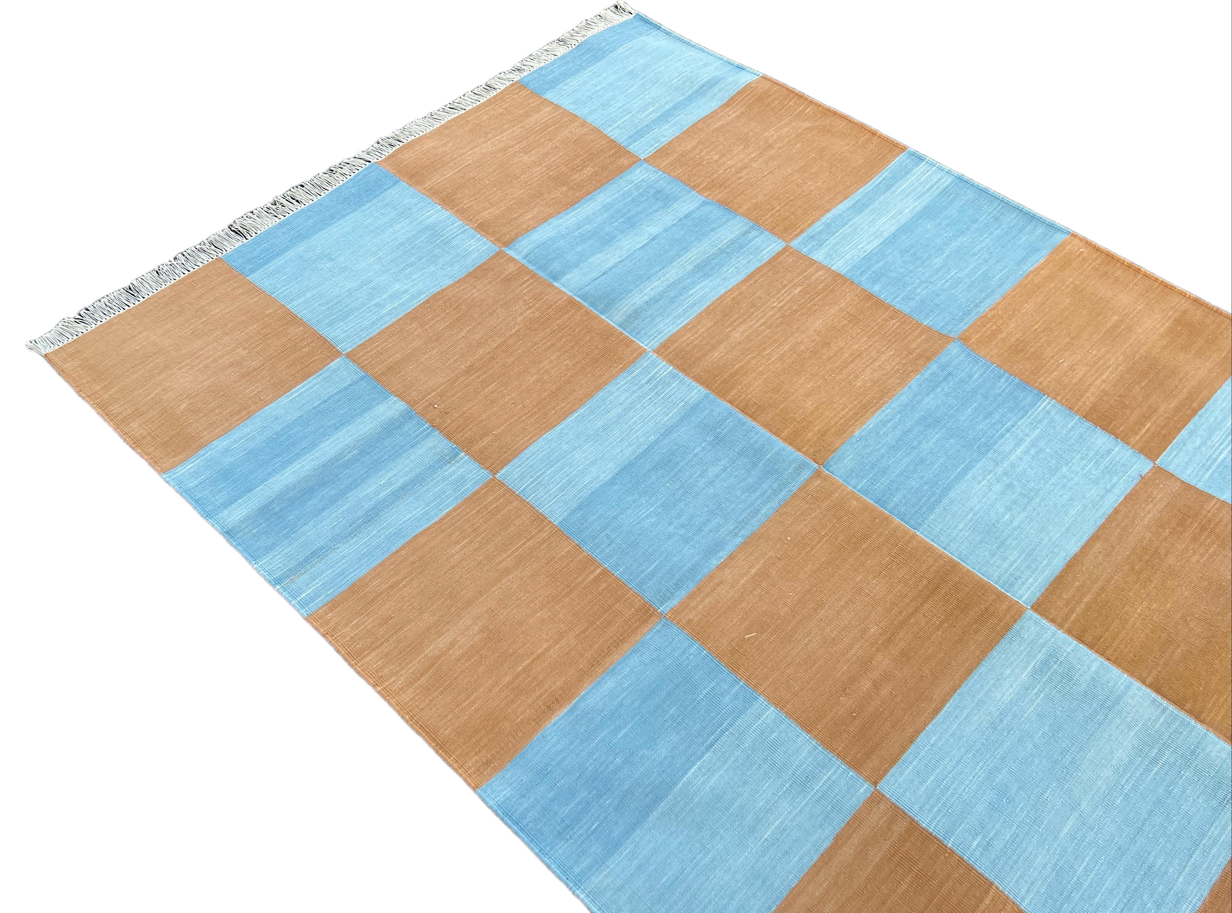 Handgefertigter Flachgewebe-Teppich aus Baumwolle, 4x6 blau und braun karierter indischer Dhurrie-Teppich (Handgewebt) im Angebot