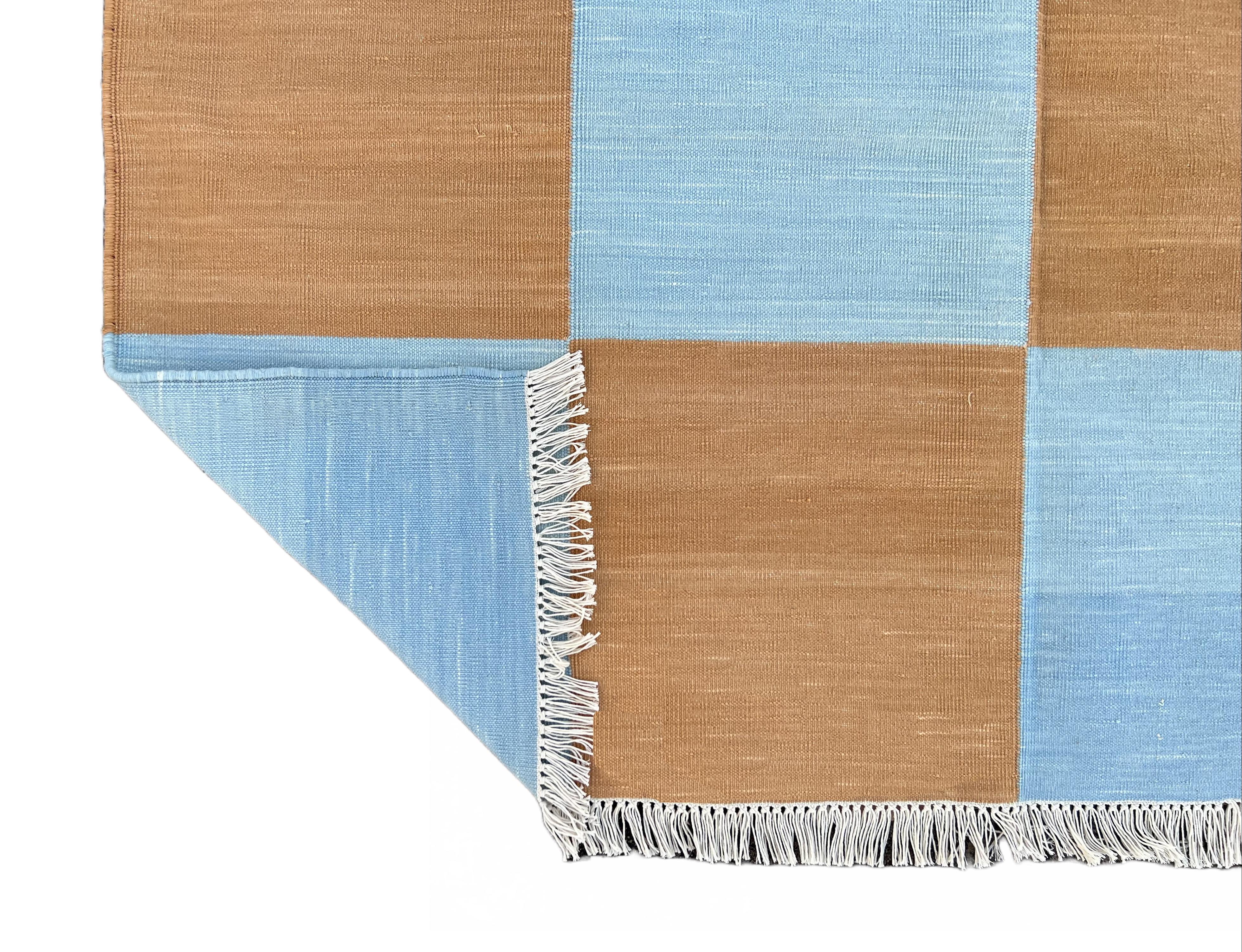 Handgefertigter Flachgewebe-Teppich aus Baumwolle, 4x6 blau und braun karierter indischer Dhurrie-Teppich im Angebot 2