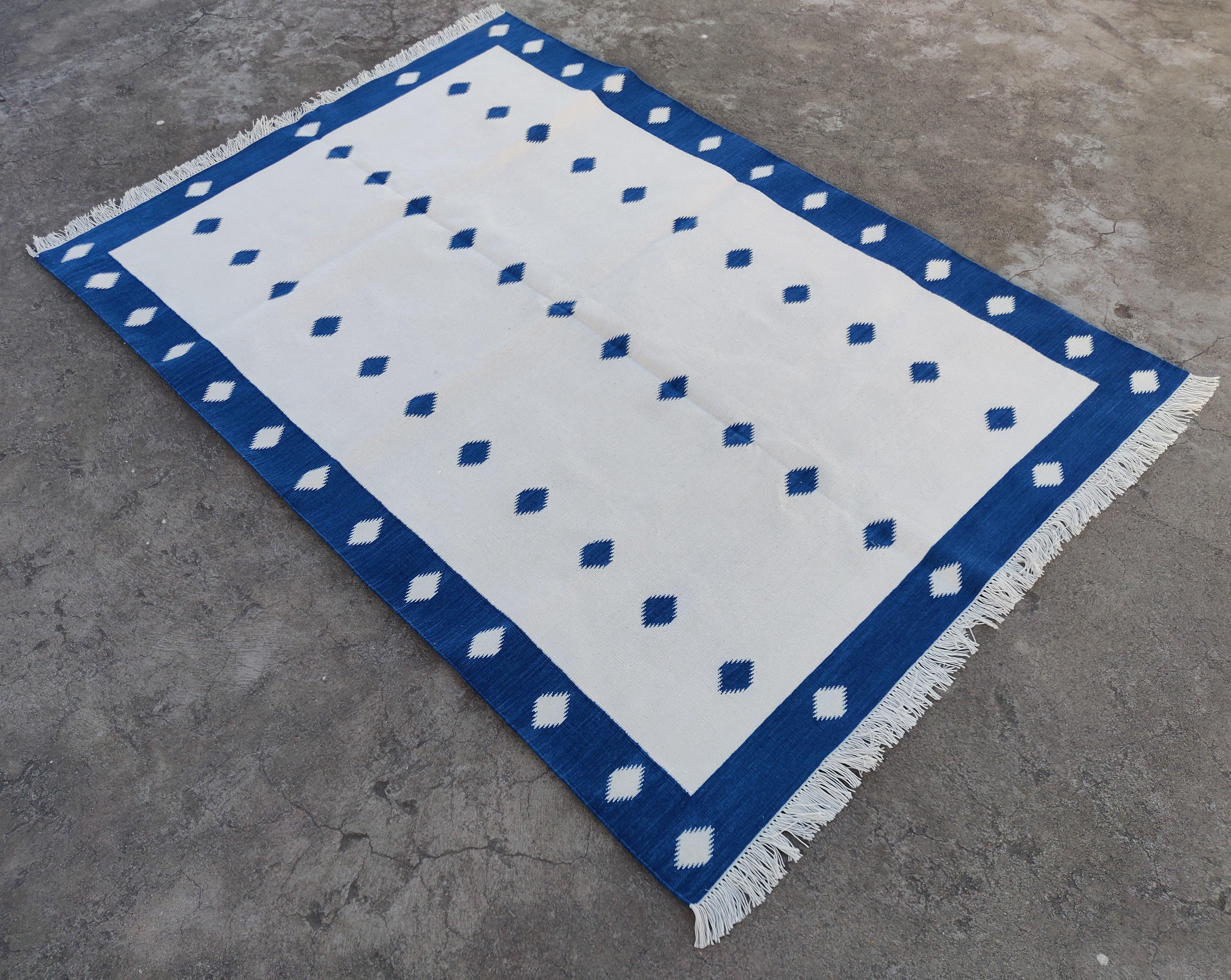 Handgefertigter Flachgewebe-Teppich aus Baumwolle, 4x6 Blau-Weiß-Diamant Indischer Dhurrie im Angebot 4