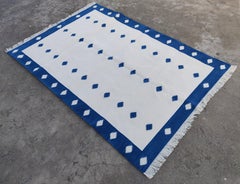 Tappeto a tessitura piatta in cotone fatto a mano, 4x6 Diamante blu e bianco indiano Dhurrie