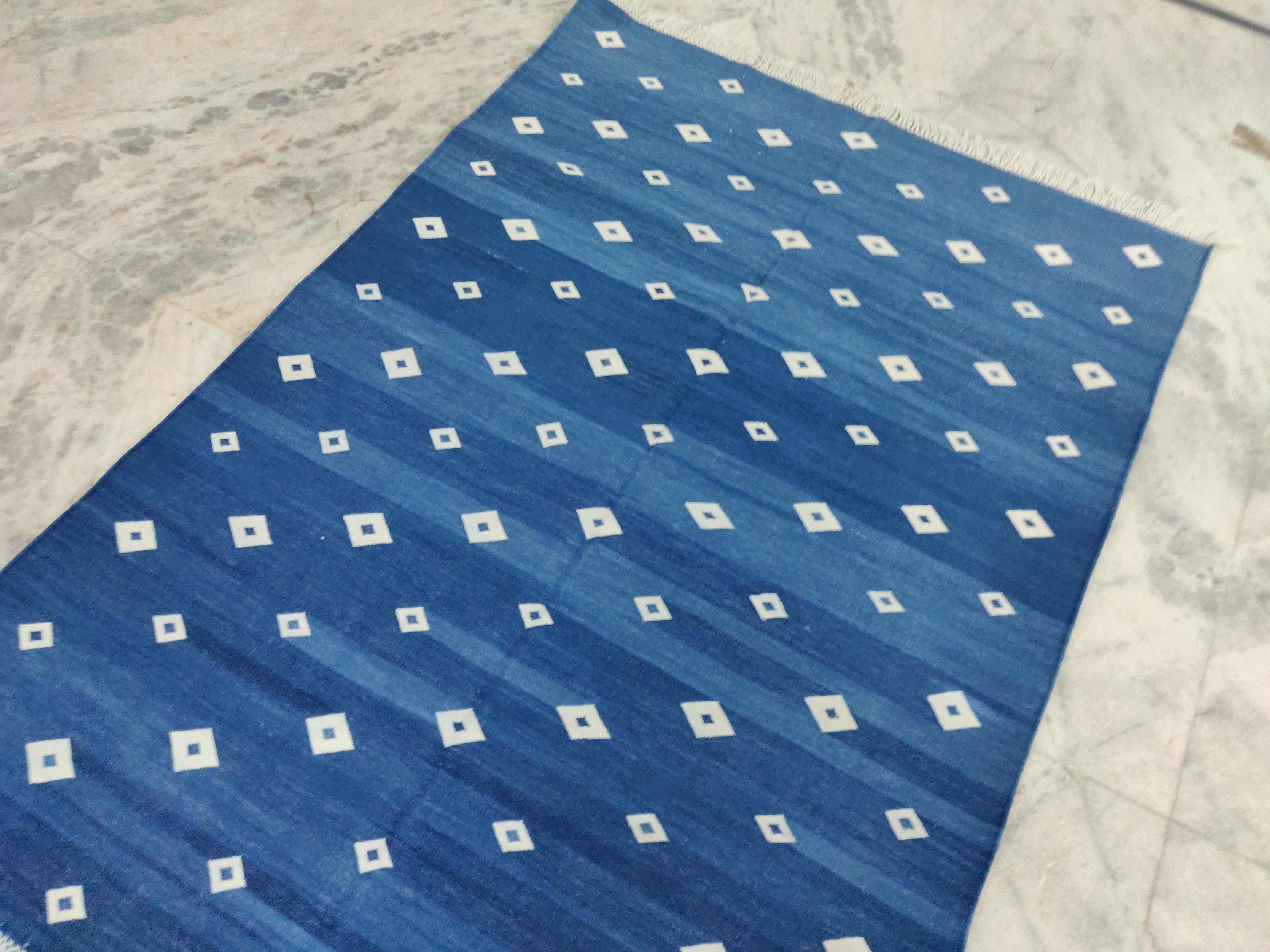 Handgefertigter Flachgewebe-Teppich aus Baumwolle, 4x6 Blau-Weiß-Diamant Indischer Dhurrie (Handgewebt) im Angebot