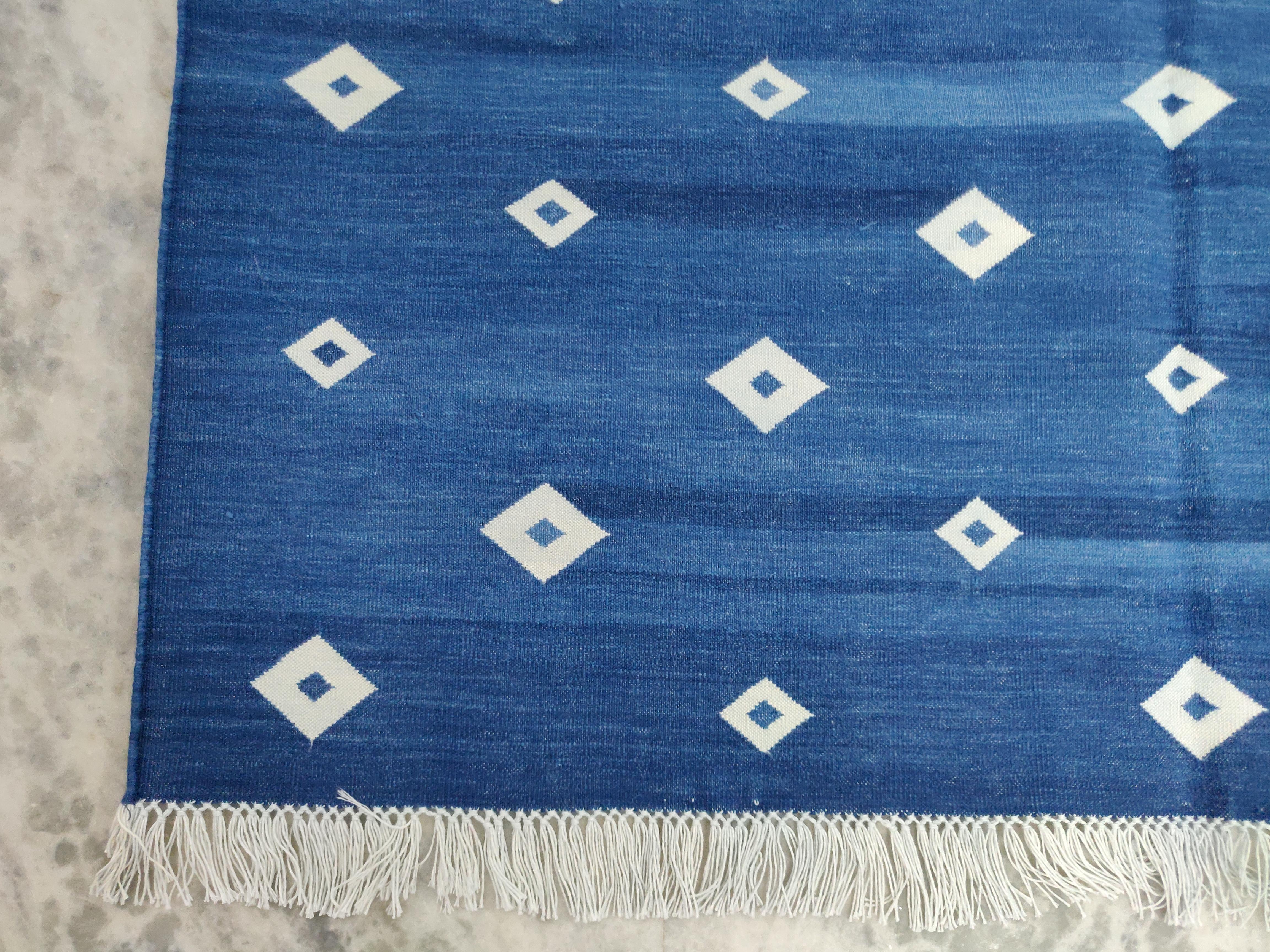 Handgefertigter Flachgewebe-Teppich aus Baumwolle, 4x6 Blau-Weiß-Diamant Indischer Dhurrie (21. Jahrhundert und zeitgenössisch) im Angebot