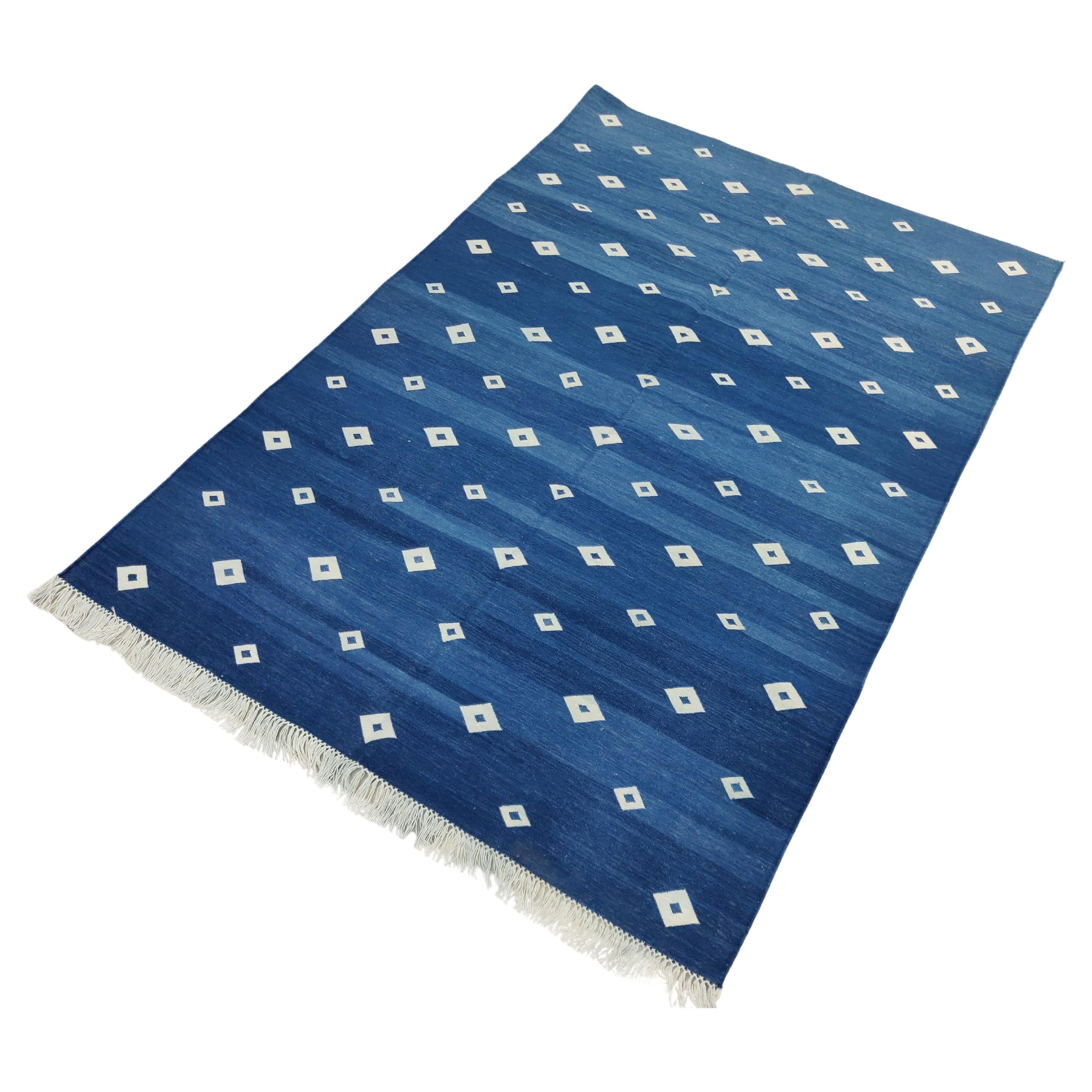 Handgefertigter Flachgewebe-Teppich aus Baumwolle, 4x6 Blau-Weiß-Diamant Indischer Dhurrie