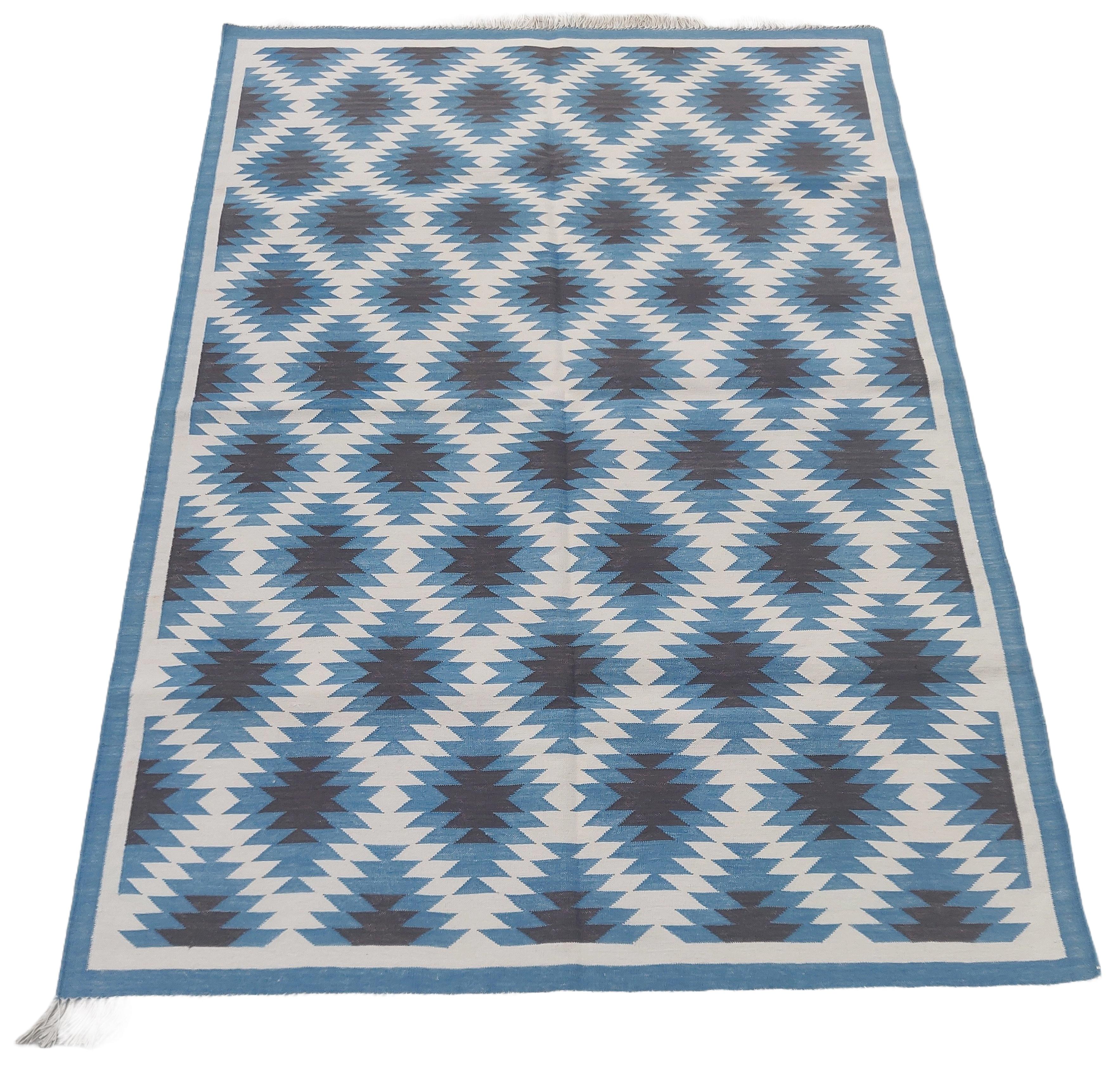 Vegetabil gefärbte Baumwolle Blau und Weiß Geometrischer Indischer Dhurrie Teppich-4'x6' 

Diese speziellen flachgewebten Dhurries werden aus 15-fachem Garn aus 100% Baumwolle handgewebt. Aufgrund der speziellen Fertigungstechniken, die zur