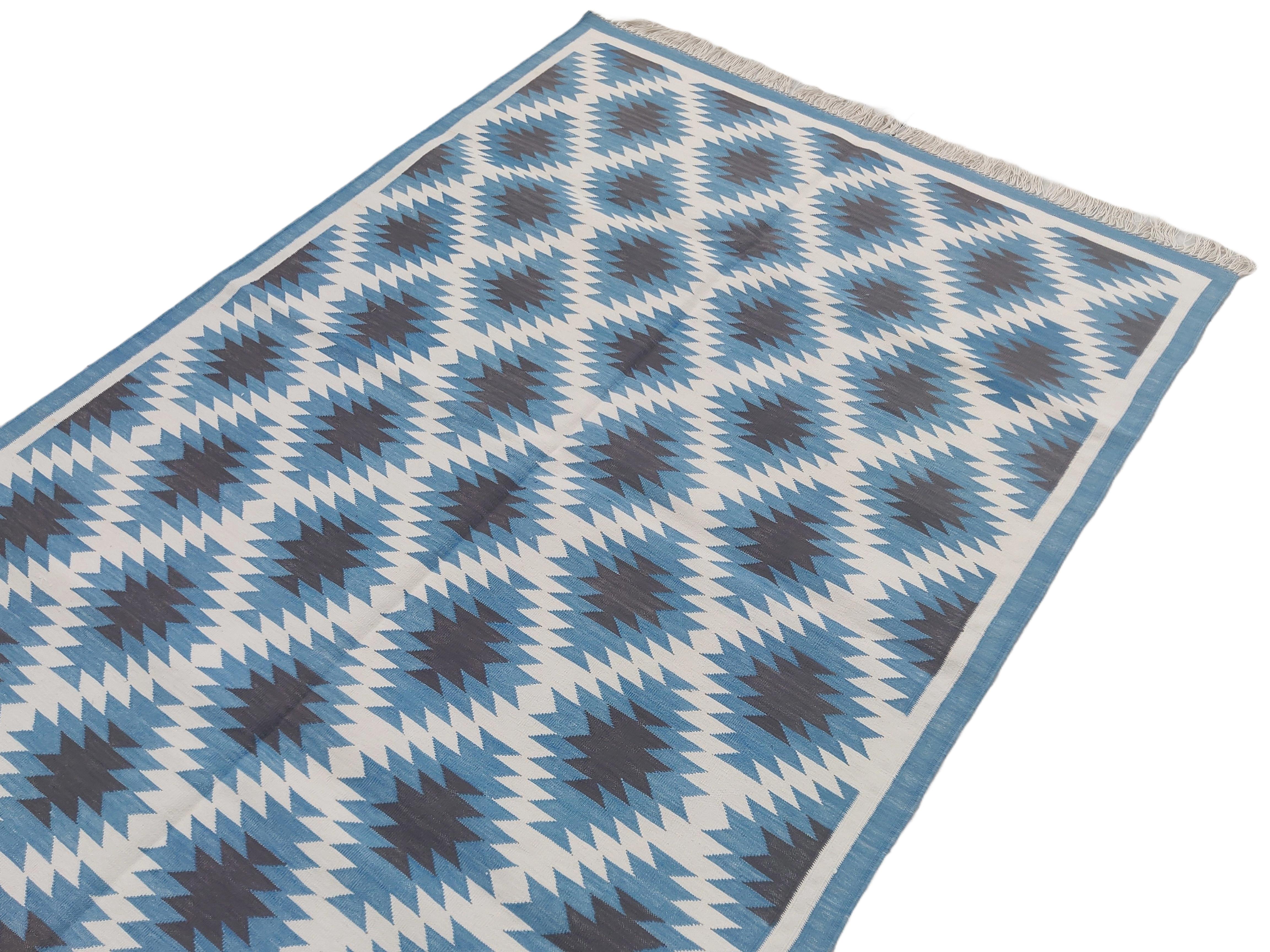Mid-Century Modern Handmade Cotton Area Flat Weave Rug, 4x6 Blue And White Geometric Indian Dhurrie For Sale