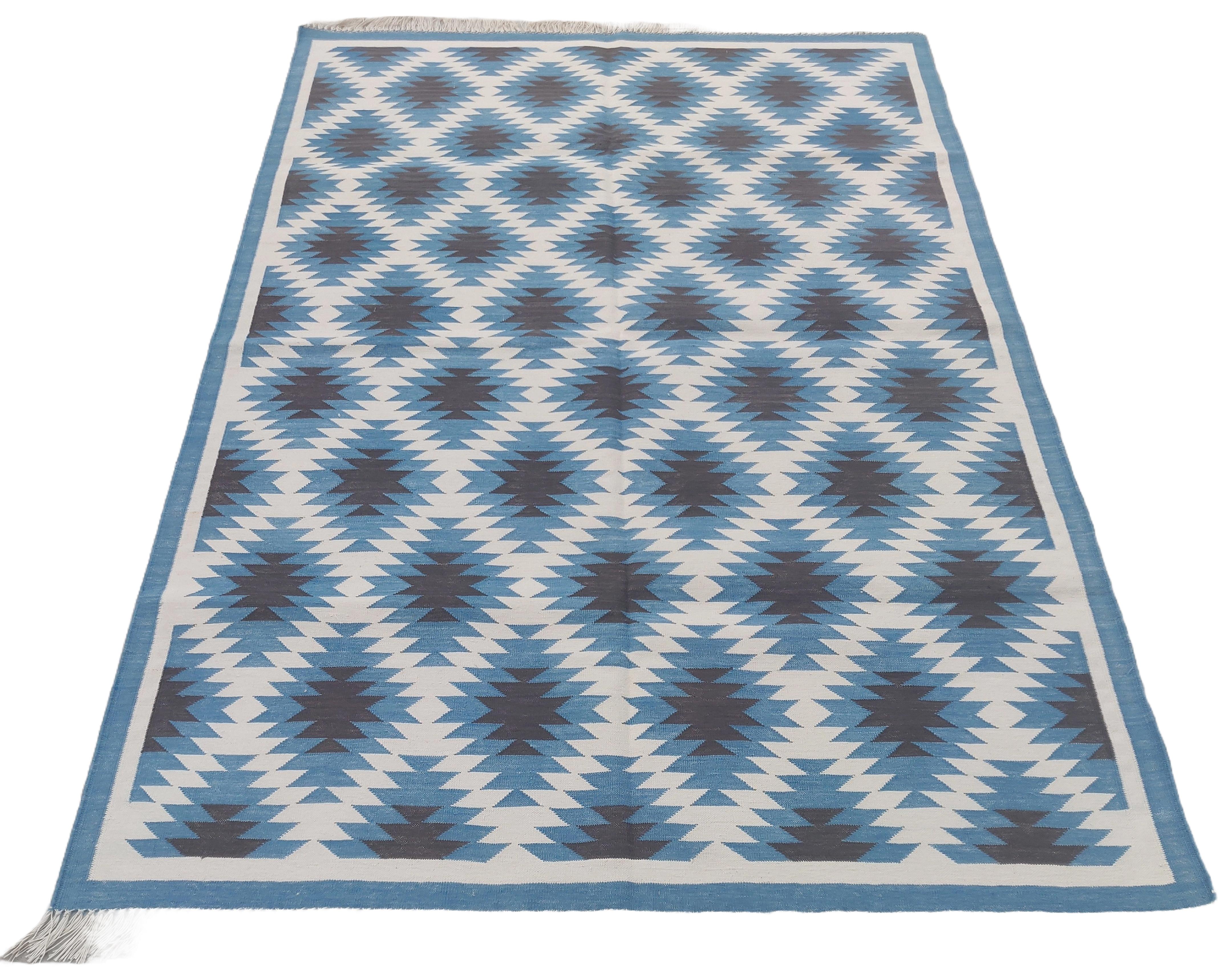 Hand-Woven Handmade Cotton Area Flat Weave Rug, 4x6 Blue And White Geometric Indian Dhurrie For Sale