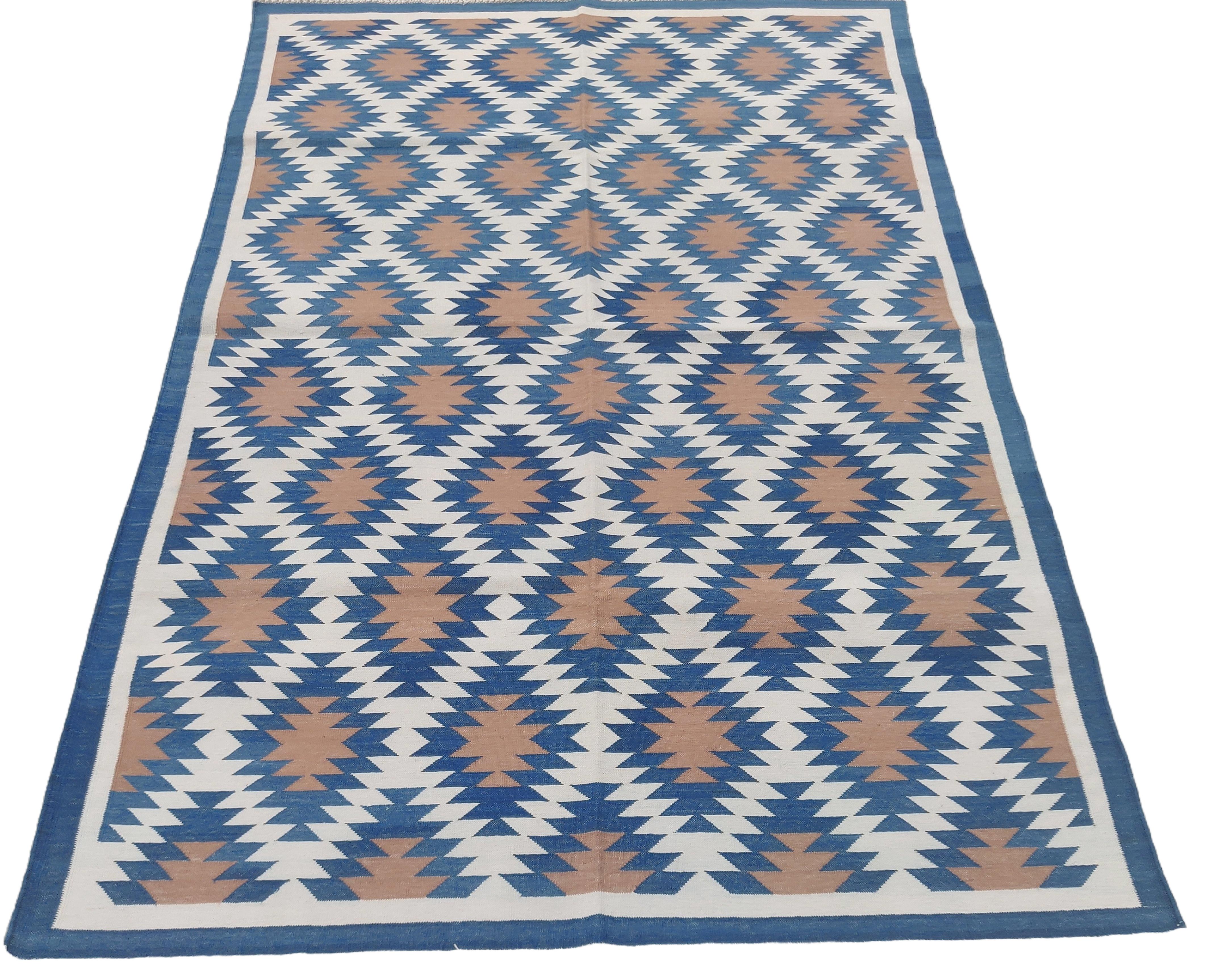 Tessuto a mano Tappeto a tessitura piatta in cotone fatto a mano, 4x6 Blu e Bianco Geometrico Indiano Dhurrie in vendita