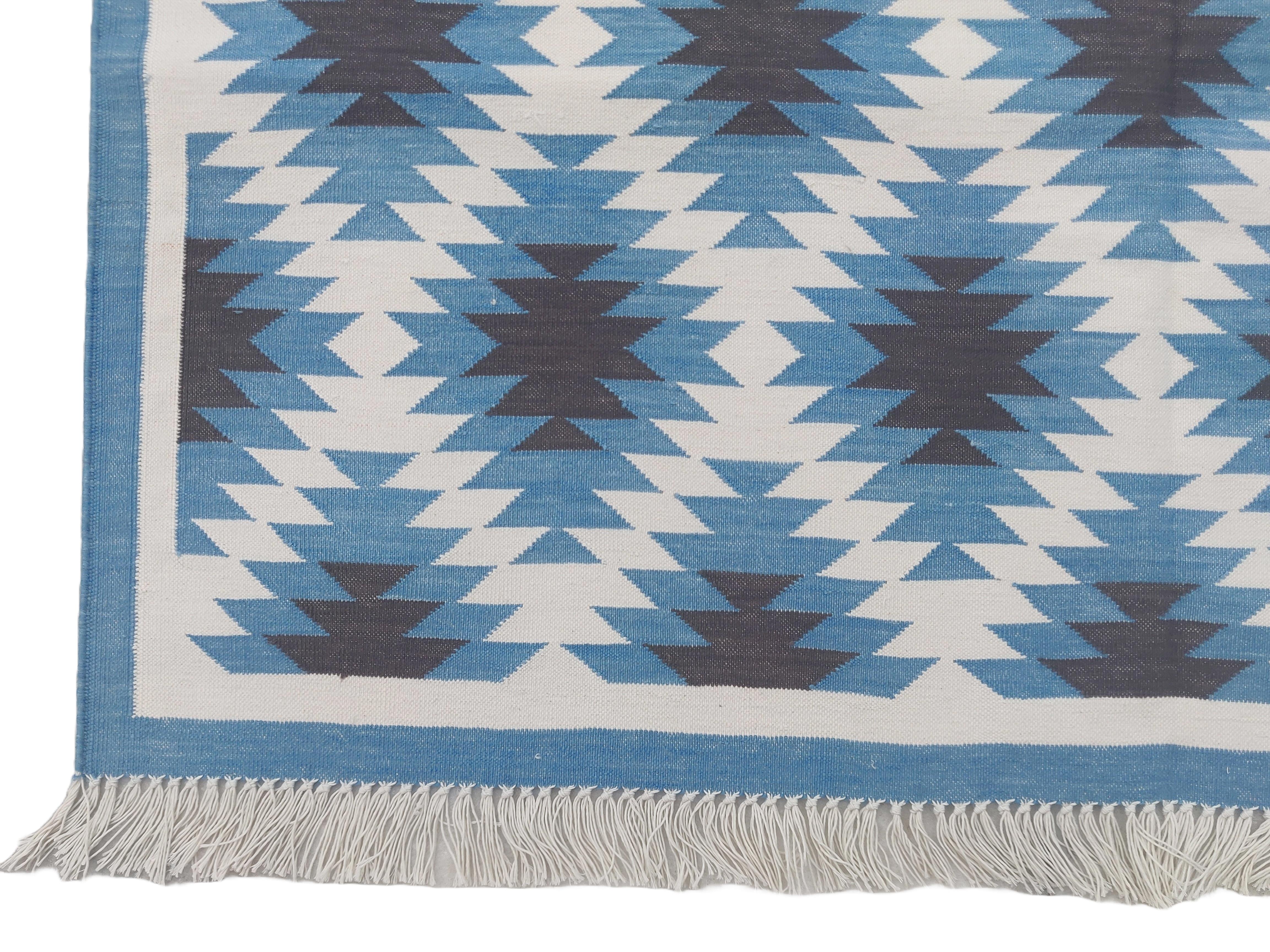 Handgefertigter flacher Baumwollteppich mit Flachgewebe, 4x6 Blauer und weißer geometrischer indischer Dhurrie (Handgewebt) im Angebot