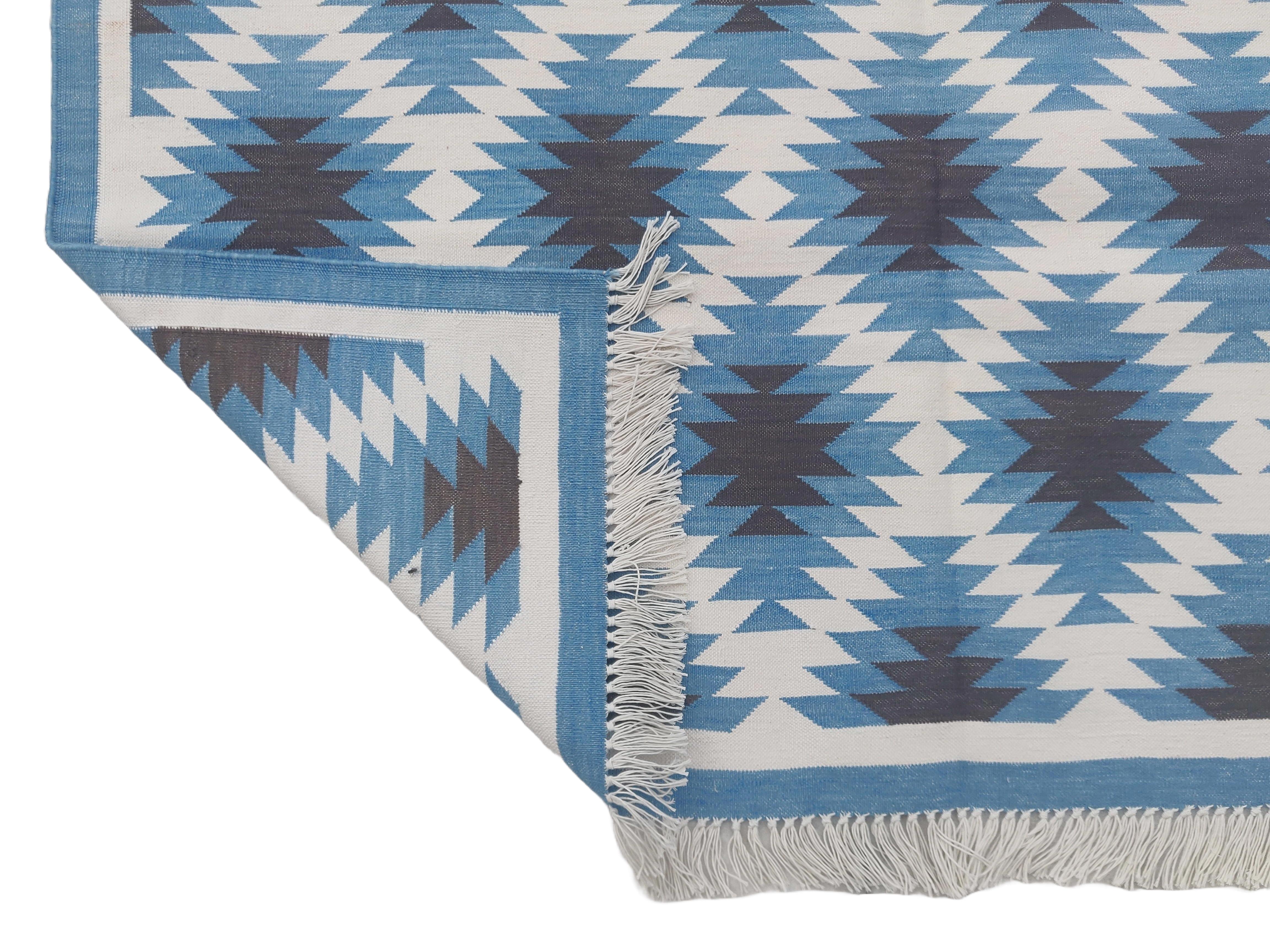 Contemporary Handmade Cotton Area Flat Weave Rug, 4x6 Blue And White Geometric Indian Dhurrie For Sale