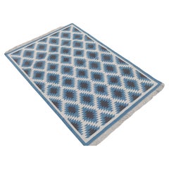 Handgefertigter flacher Baumwollteppich mit Flachgewebe, 4x6 Blauer und weißer geometrischer indischer Dhurrie