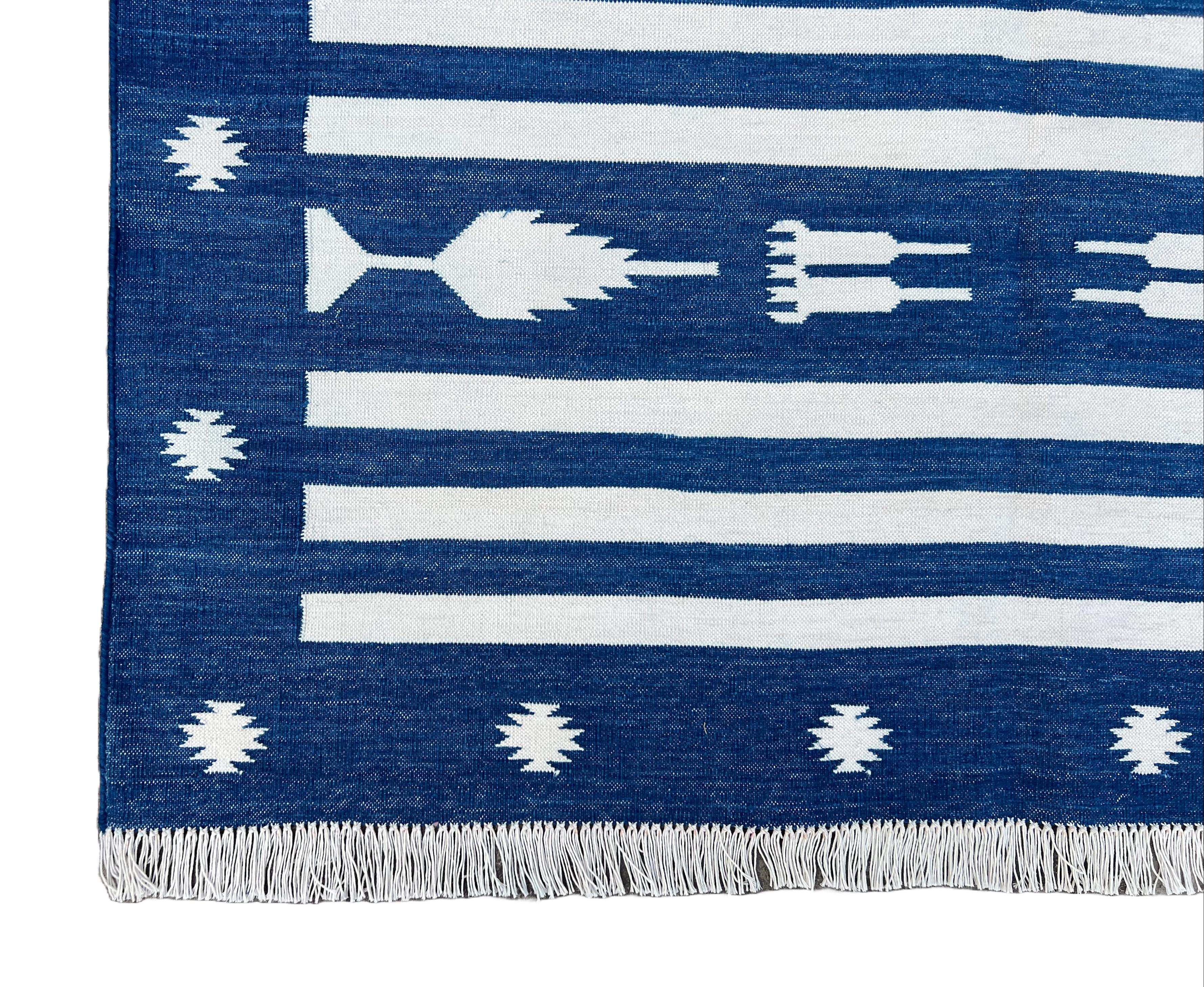 Tappeto a tessitura piatta in cotone fatto a mano, 4x6 a righe bianche e blu, indiano Dhurrie in vendita 2