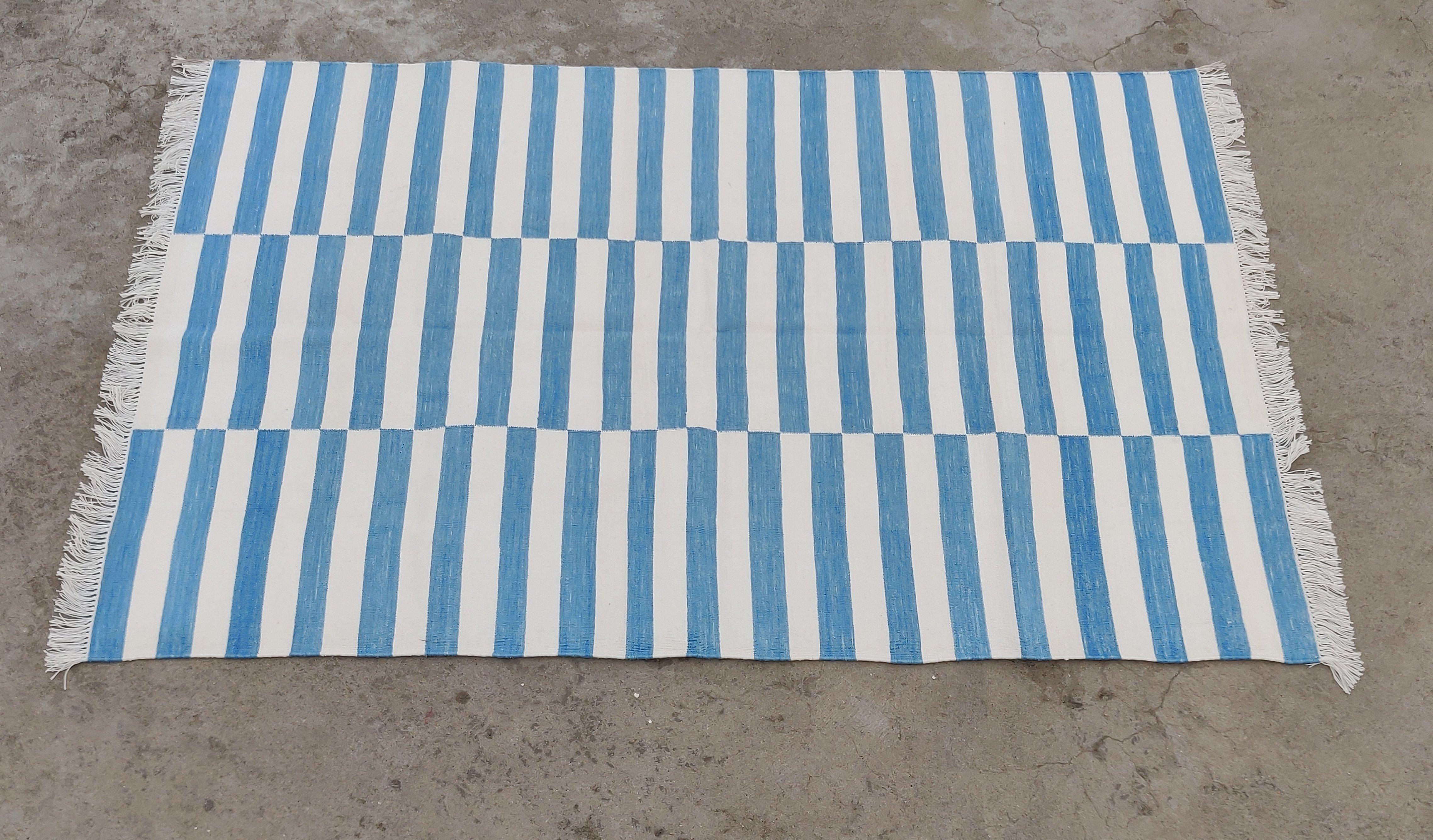 Handgefertigter Flachgewebe-Teppich aus Baumwolle, 4x6 Blau und Weiß gestreifter indischer Dhurrie im Angebot 3