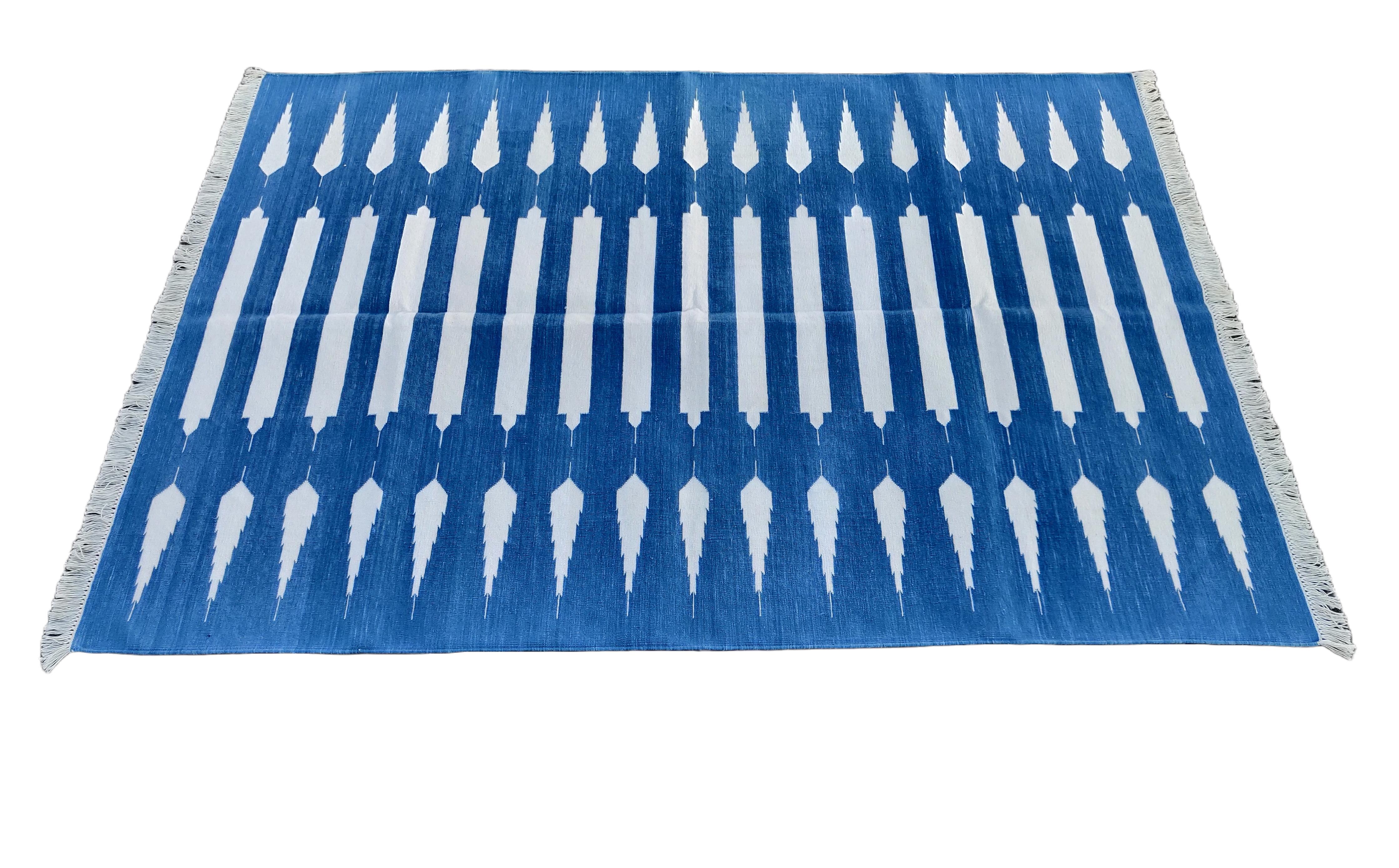 Handgefertigter Flachgewebe-Teppich aus Baumwolle, 4x6 Blau und Weiß gestreifter indischer Dhurrie im Angebot 3