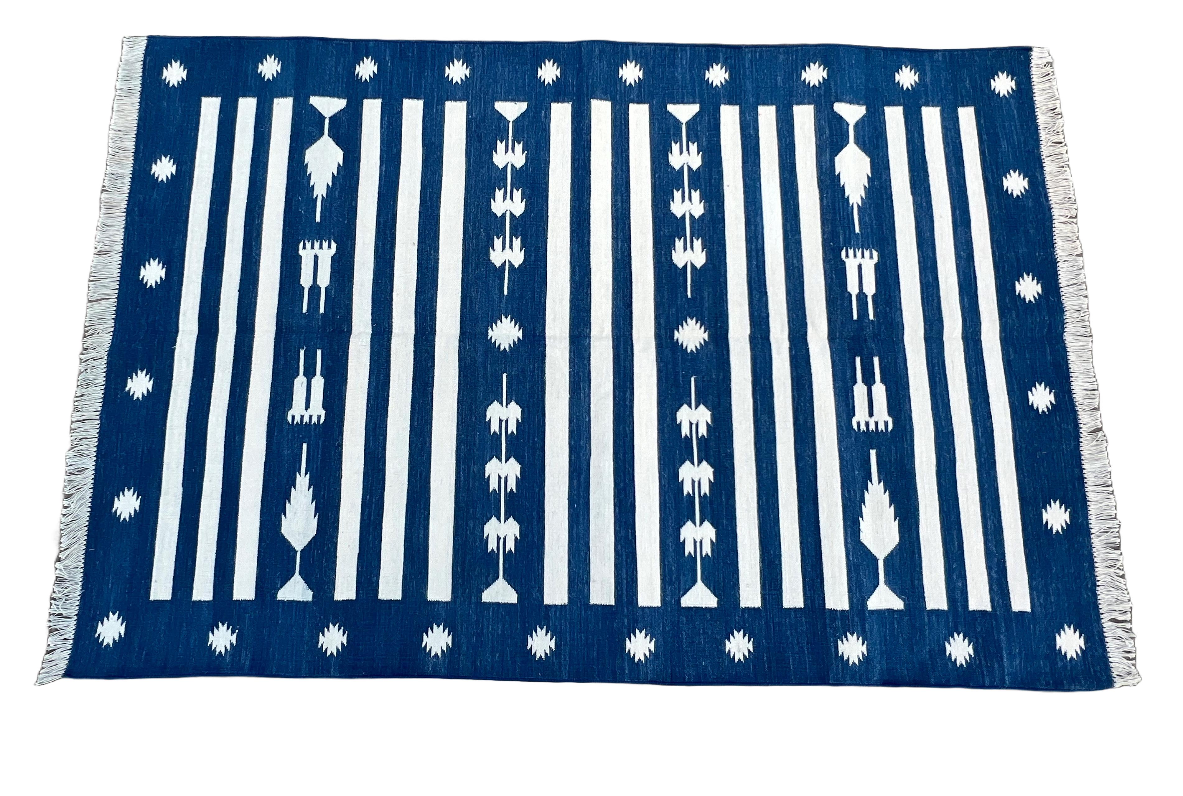 Tappeto indiano Dhurrie 4'x6' in cotone tinto al vegetale a strisce blu indaco e bianche 

Queste speciali dhurry a trama piatta sono tessute a mano con un filo di cotone 100% a 15 strati. A causa delle speciali tecniche di produzione utilizzate per