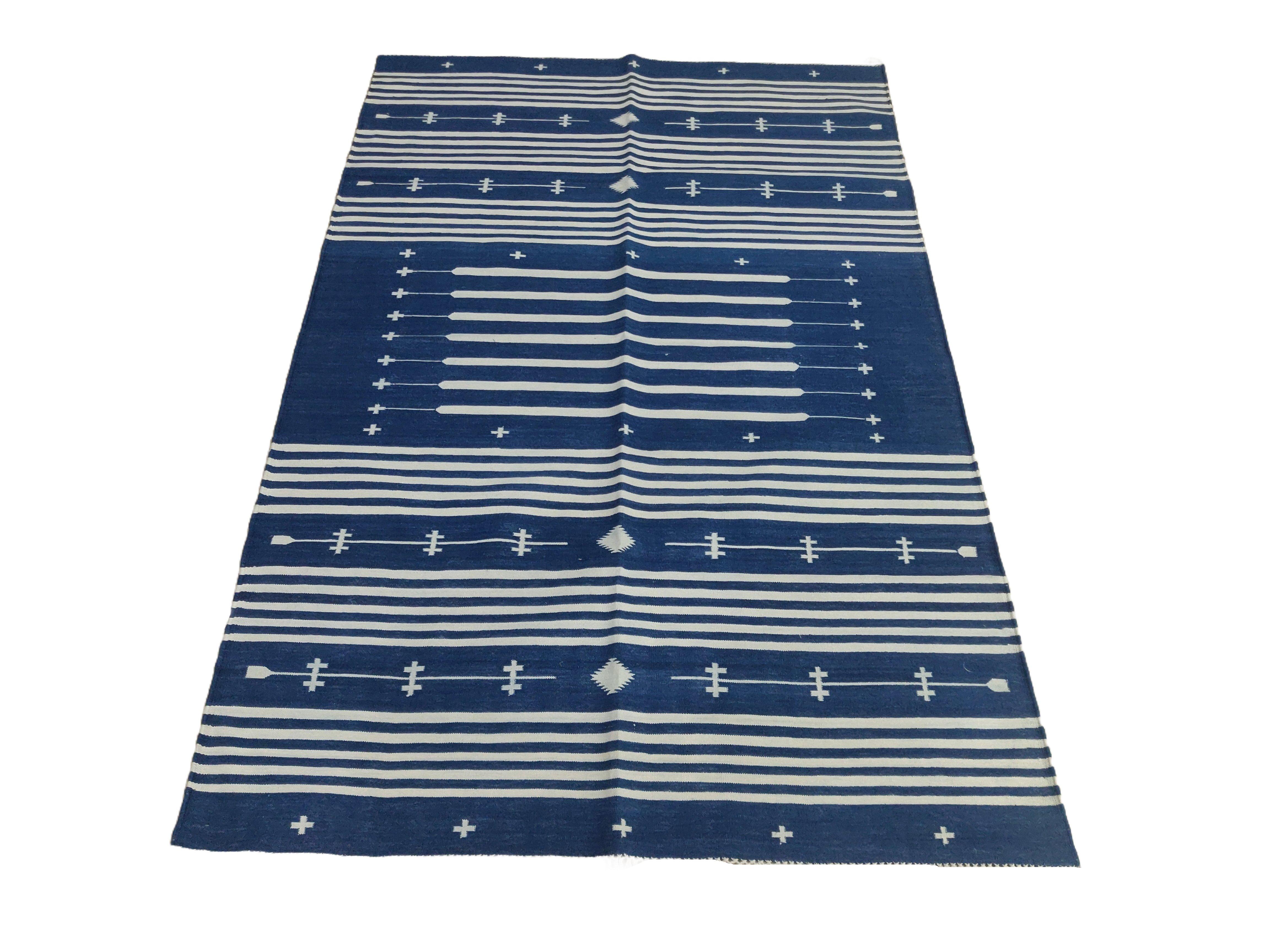 Tapis indien Dhurrie en coton teint dans la masse bleu indigo et blanc rayé-4'x6' 

Ces dhurries spéciales à tissage plat sont tissées à la main avec du fil 100 % coton 15 plis. En raison des techniques de fabrication spéciales utilisées pour créer