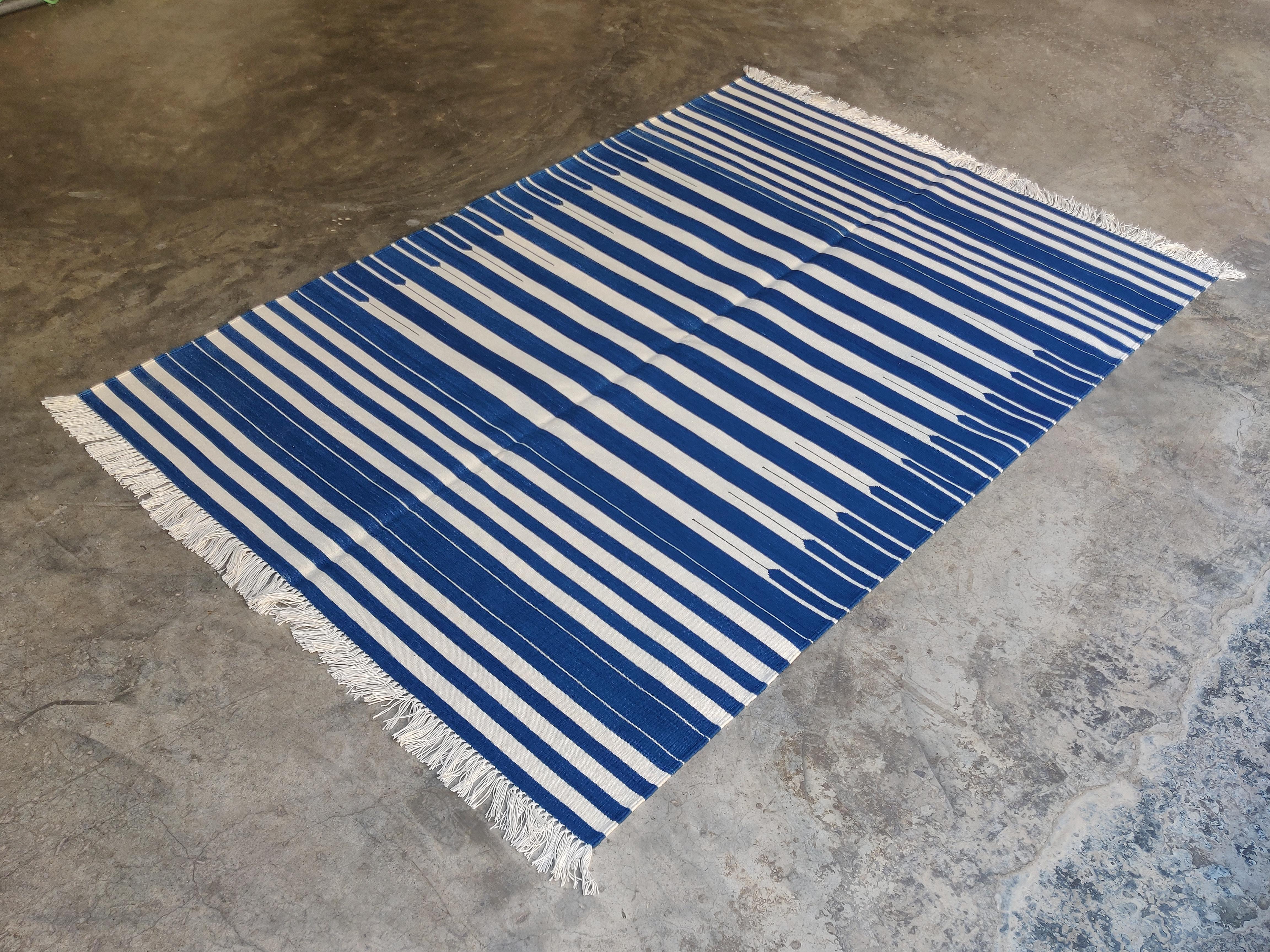 Tappeto indiano Dhurrie 4'x6' in cotone tinto al vegetale a strisce blu indaco e bianche 

Queste speciali dhurry a trama piatta sono tessute a mano con un filo di cotone 100% a 15 strati. A causa delle speciali tecniche di produzione utilizzate per