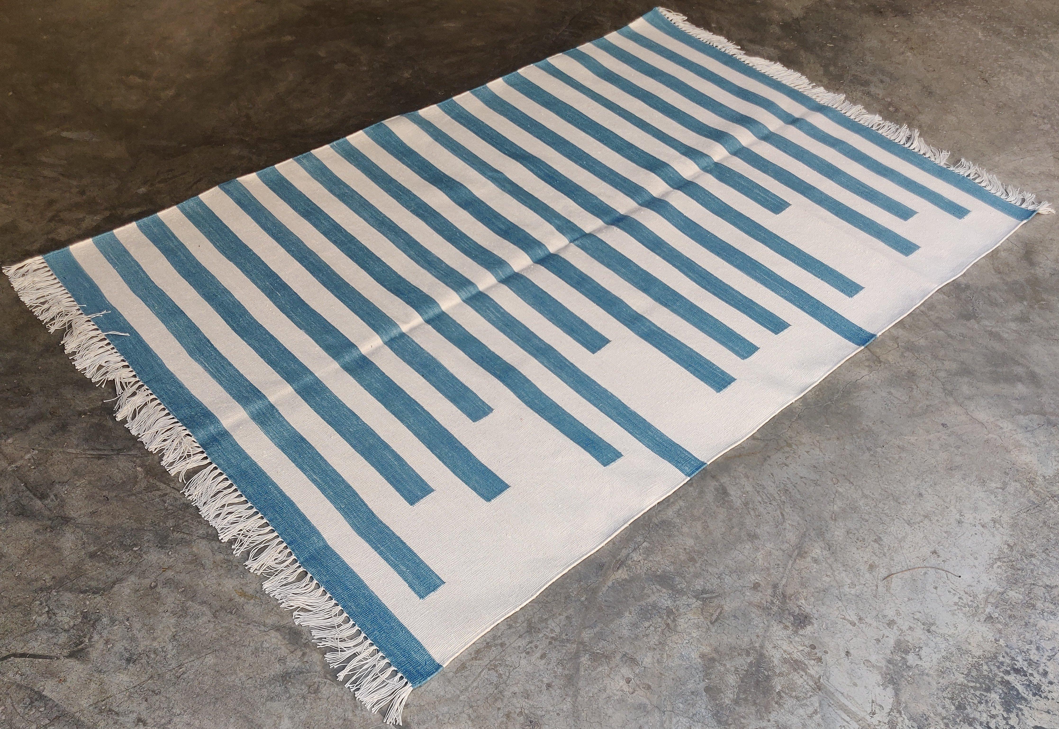 Tappeto indiano Dhurrie 4'x6' in cotone tinto al vegetale a strisce blu indaco e bianche 

Queste speciali dhurry a trama piatta sono tessute a mano con un filo di cotone 100% a 15 strati. A causa delle speciali tecniche di produzione utilizzate per
