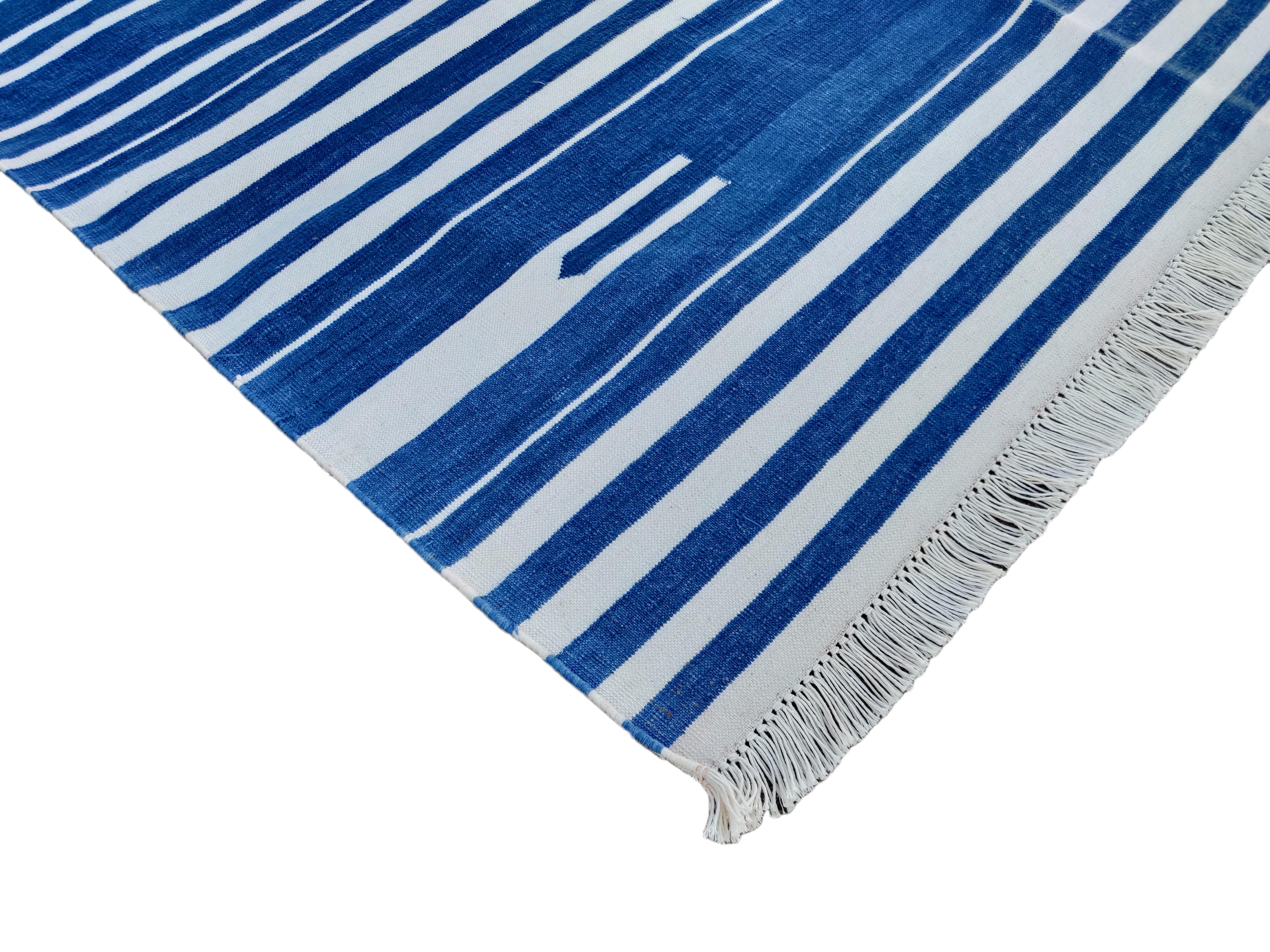 Baumwolle pflanzlich gefärbt Indigo blau und weiß gestreift indischen Dhurrie Teppich-4'x6' 

Diese speziellen flachgewebten Dhurries werden aus 15-fachem Garn aus 100% Baumwolle handgewebt. Aufgrund der speziellen Fertigungstechniken, die zur