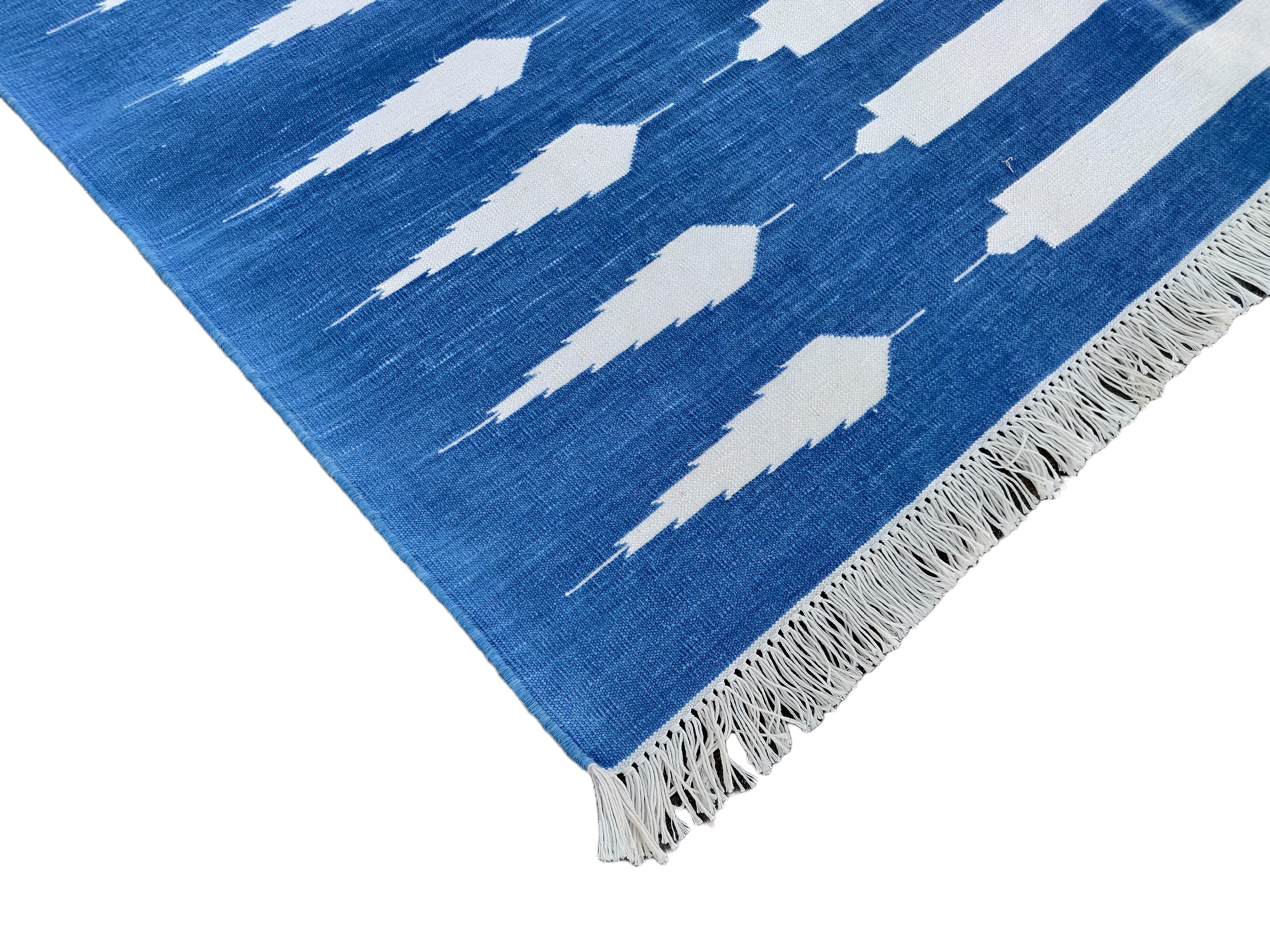 Tapis indien Dhurrie en coton teint dans la masse bleu indigo et blanc rayé-4'x6' 

Ces dhurries spéciales à tissage plat sont tissées à la main avec du fil 100 % coton 15 plis. En raison des techniques de fabrication spéciales utilisées pour créer