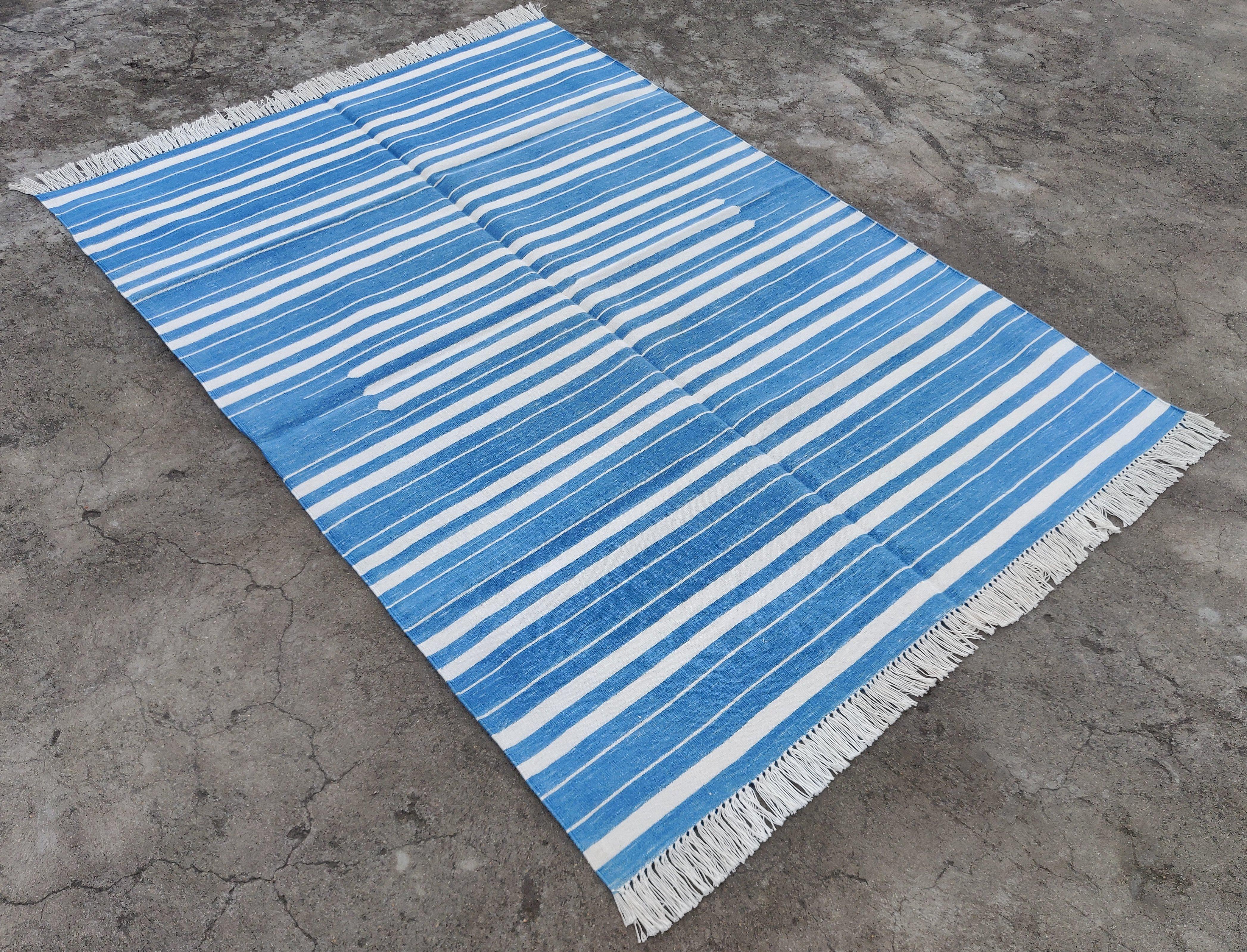 Vegetabil gefärbte Baumwolle Himmelblau und Weiß gestreift Indischer Dhurrie Teppich-4'x6' 

Diese speziellen flachgewebten Dhurries werden aus 15-fachem Garn aus 100% Baumwolle handgewebt. Aufgrund der speziellen Fertigungstechniken, die zur
