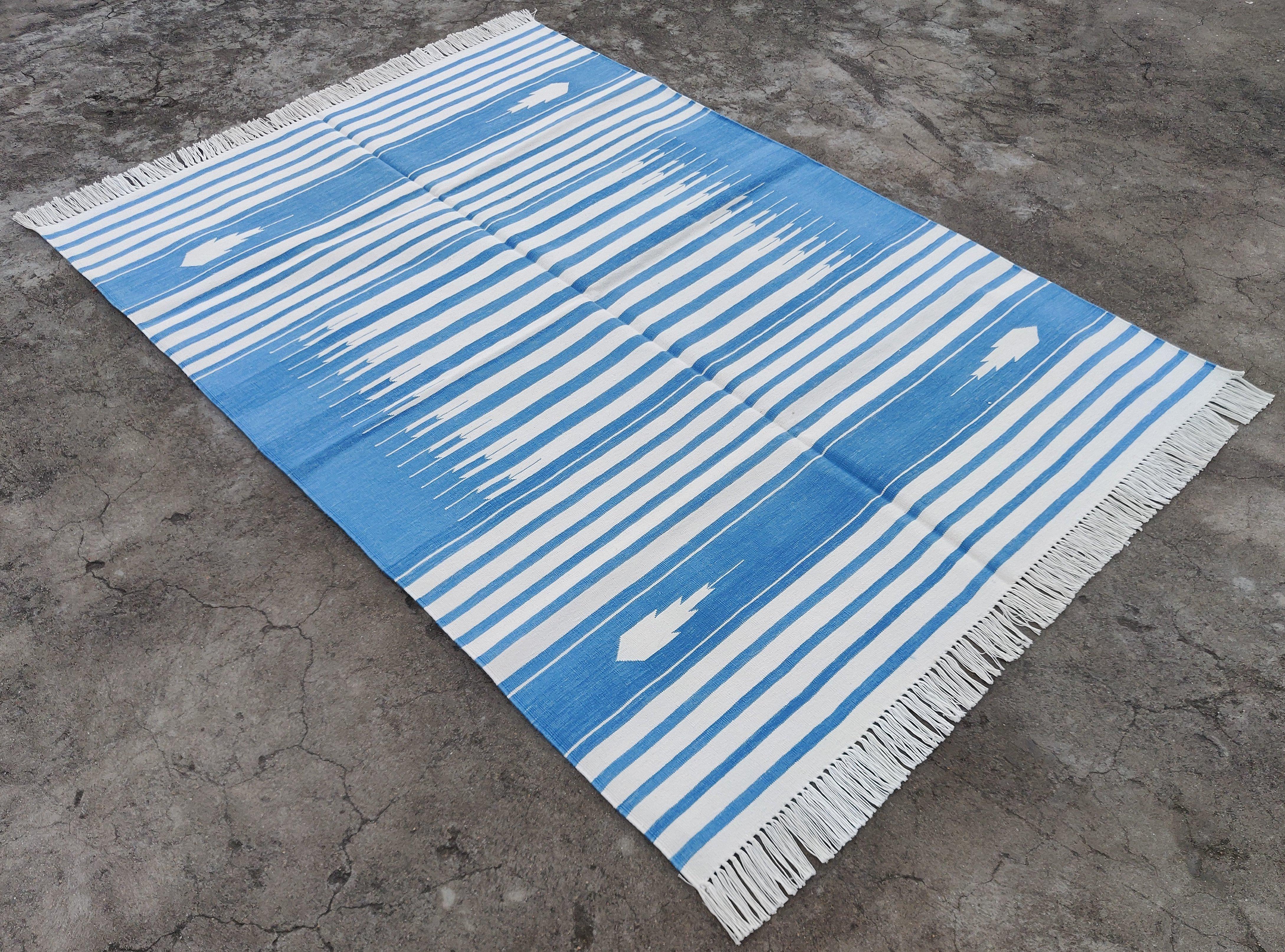 Tappeto indiano Dhurrie 4'x6' in cotone tinto al vegetale a righe bianche e celesti 

Queste speciali dhurry a trama piatta sono tessute a mano con un filo di cotone 100% a 15 strati. A causa delle speciali tecniche di produzione utilizzate per