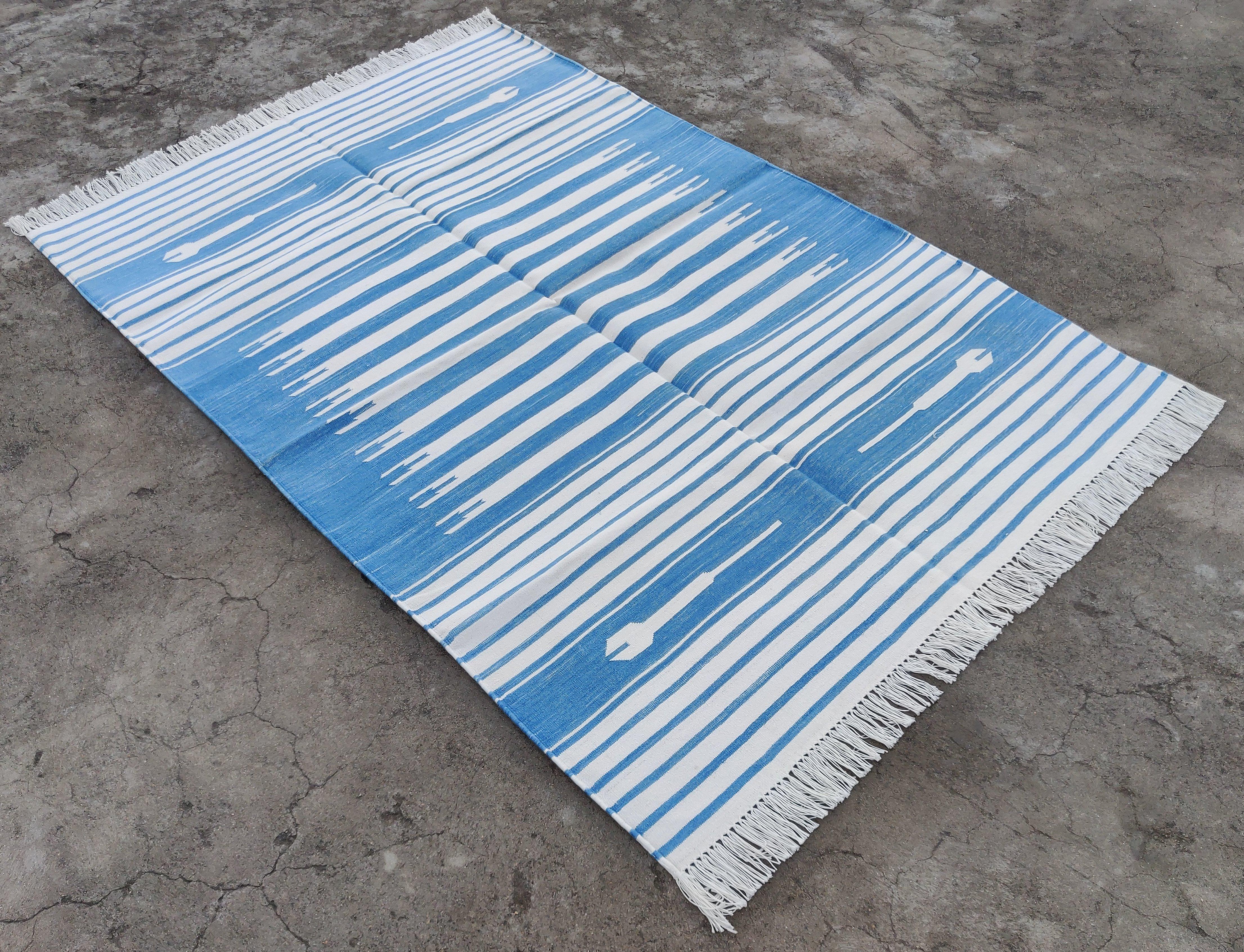Vegetabil gefärbte Baumwolle Himmelblau und Weiß gestreift Indischer Dhurrie Teppich-4'x6' 

Diese speziellen flachgewebten Dhurries werden aus 15-fachem Garn aus 100% Baumwolle handgewebt. Aufgrund der speziellen Fertigungstechniken, die zur