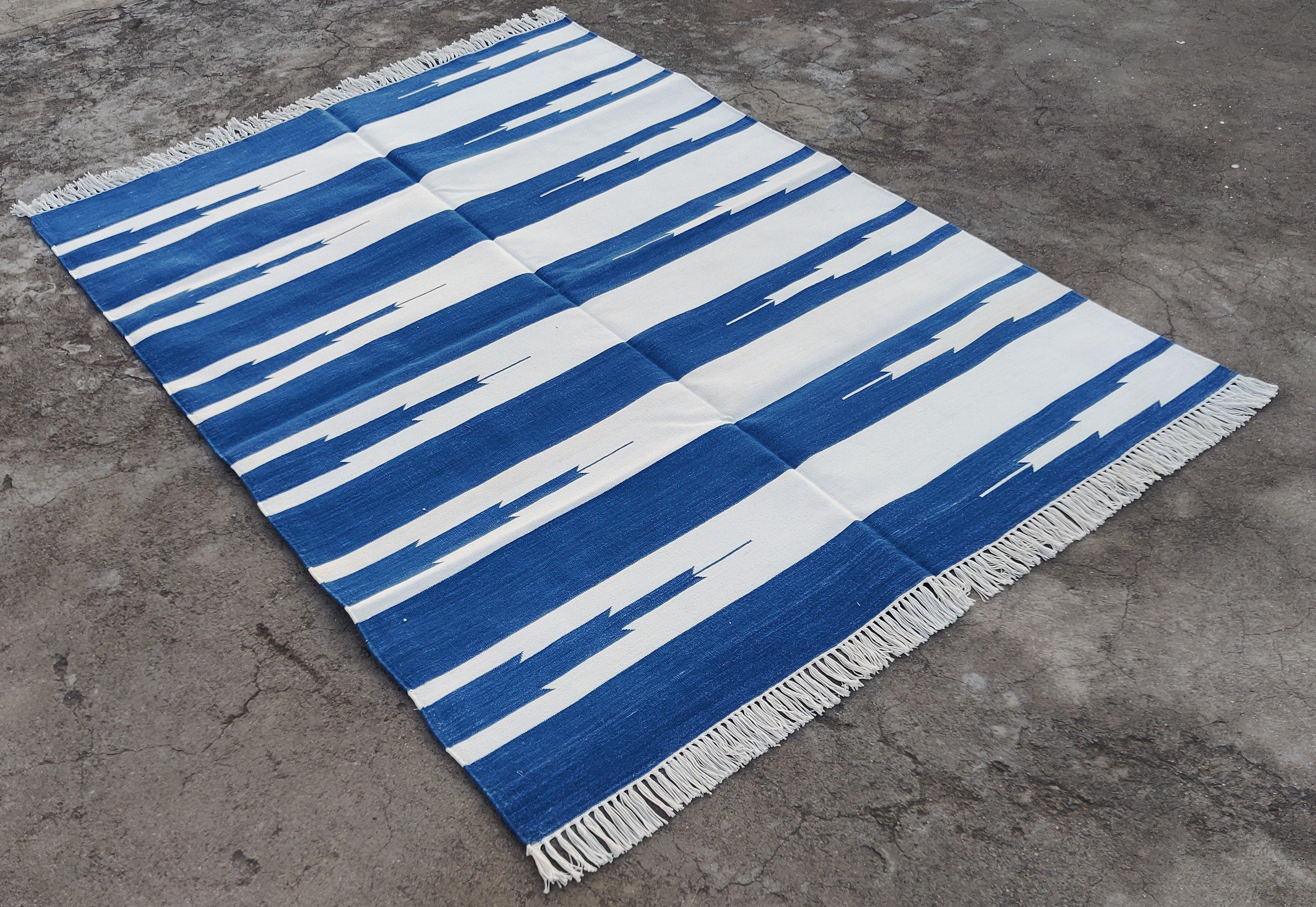 Tapis indien Dhurrie en coton teint dans la masse bleu indigo et blanc rayé-4'x6' 

Ces dhurries spéciales à tissage plat sont tissées à la main avec du fil 100 % coton 15 plis. En raison des techniques de fabrication spéciales utilisées pour créer