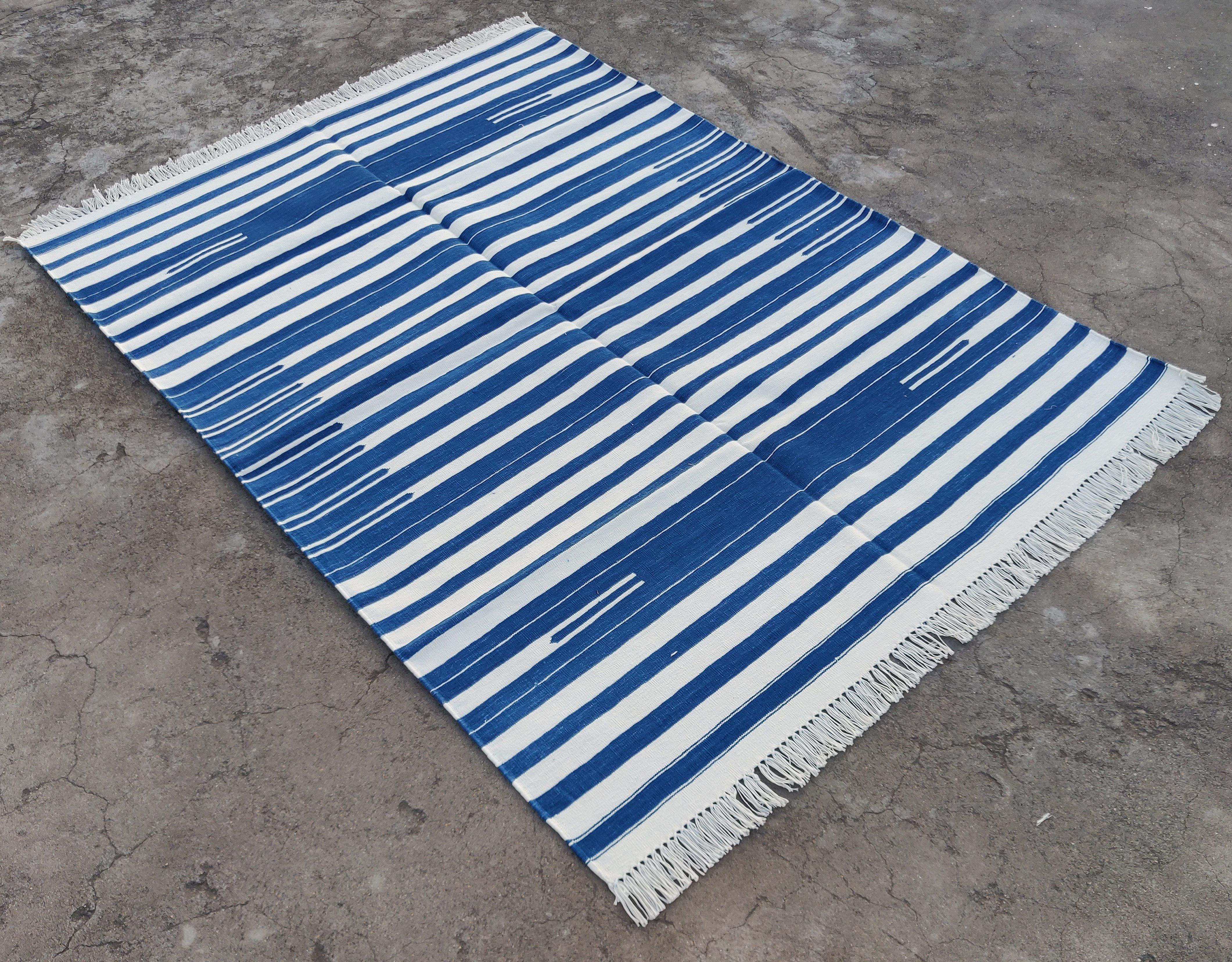 Baumwolle pflanzlich gefärbt Indigo blau und weiß gestreift indischen Dhurrie Teppich-4'x6' 

Diese speziellen flachgewebten Dhurries werden aus 15-fachem Garn aus 100% Baumwolle handgewebt. Aufgrund der speziellen Fertigungstechniken, die zur