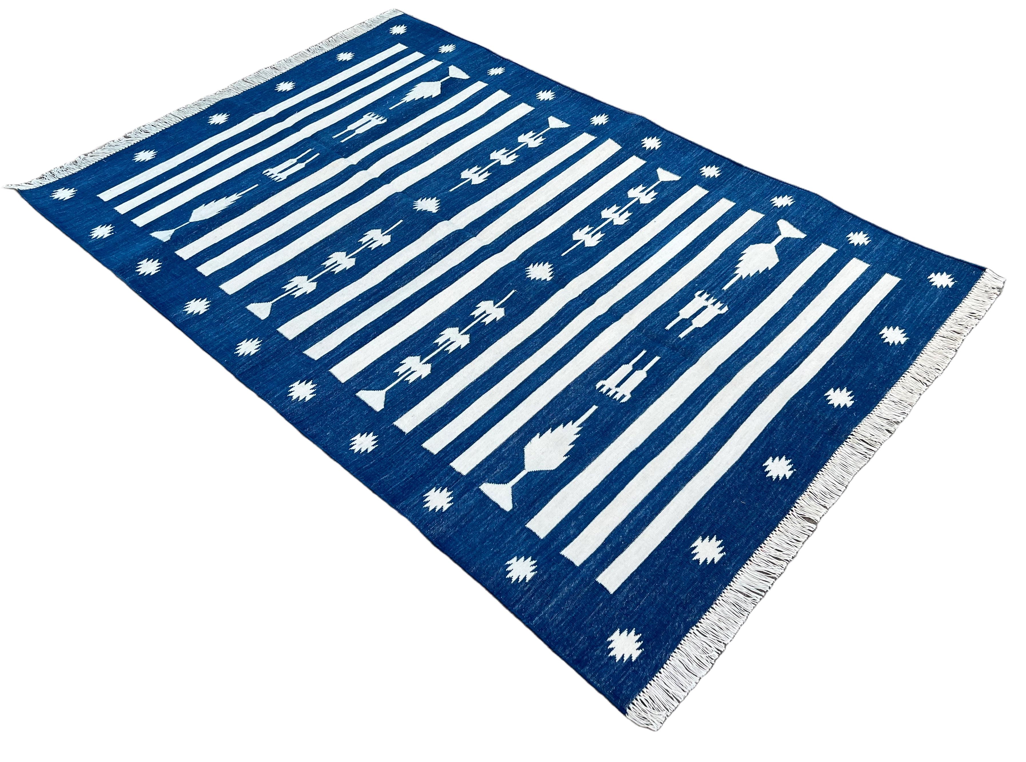 Mid-Century moderno Tappeto a tessitura piatta in cotone fatto a mano, 4x6 a righe bianche e blu, indiano Dhurrie in vendita