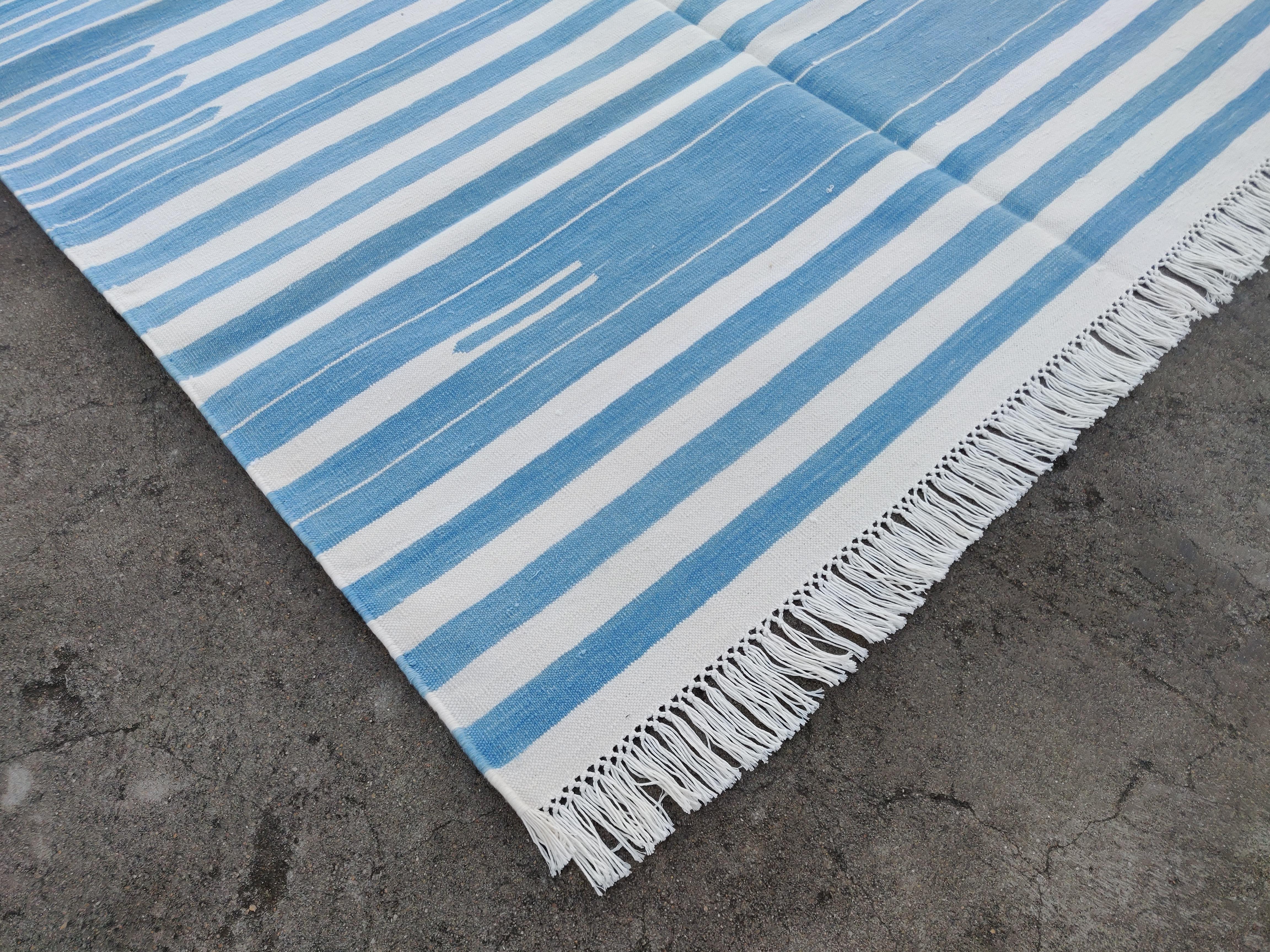 Mid-Century moderno Tappeto a tessitura piatta in cotone fatto a mano, 4x6 a righe bianche e blu, indiano Dhurrie in vendita