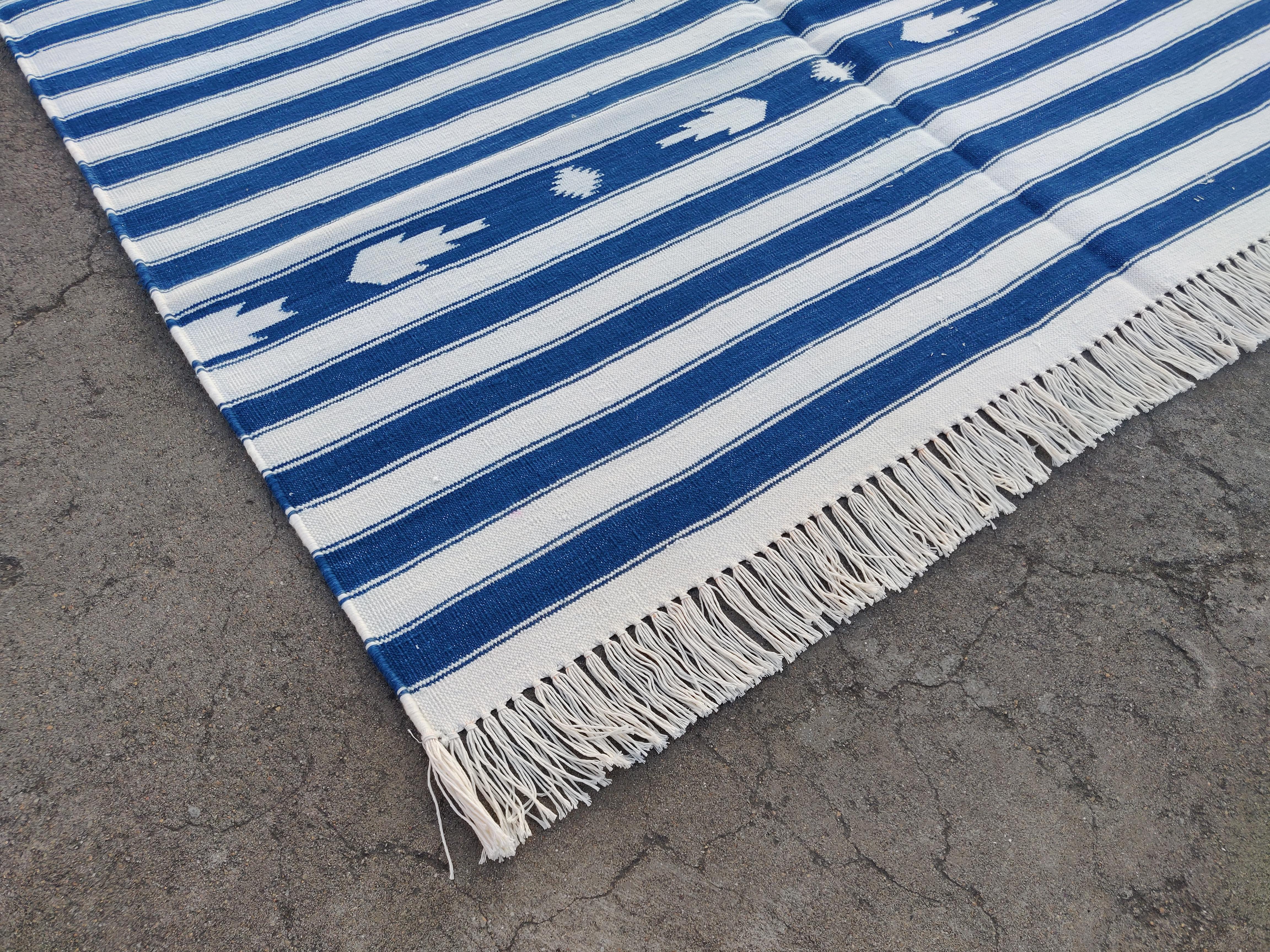 Handgefertigter Flachgewebe-Teppich aus Baumwolle, 4x6 Blau und Weiß gestreifter indischer Dhurrie (Moderne der Mitte des Jahrhunderts) im Angebot