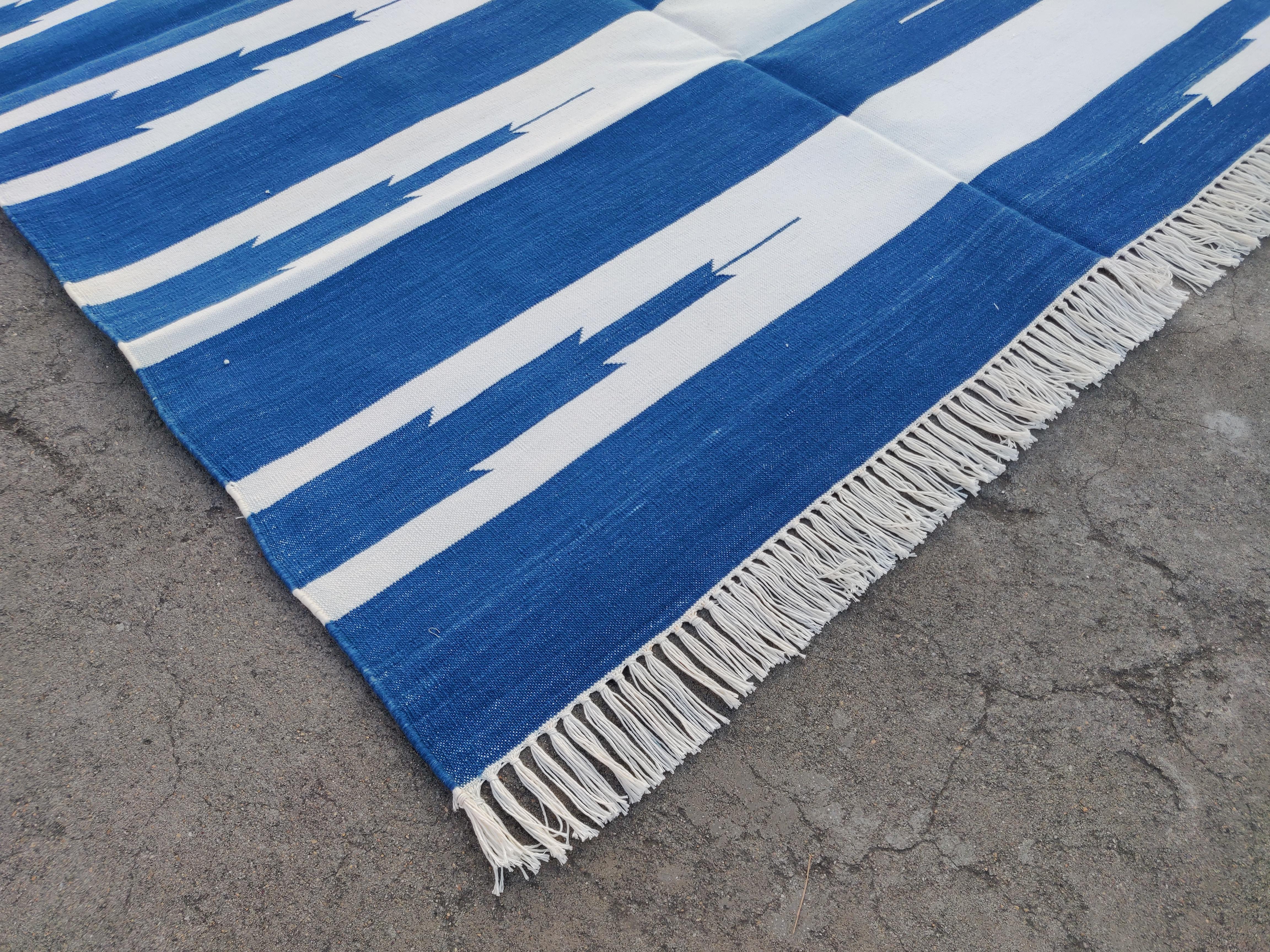 Mid-Century Modern Tapis Dhurrie indien à rayures bleues et blanches fait à la main, 4 x 6 en vente