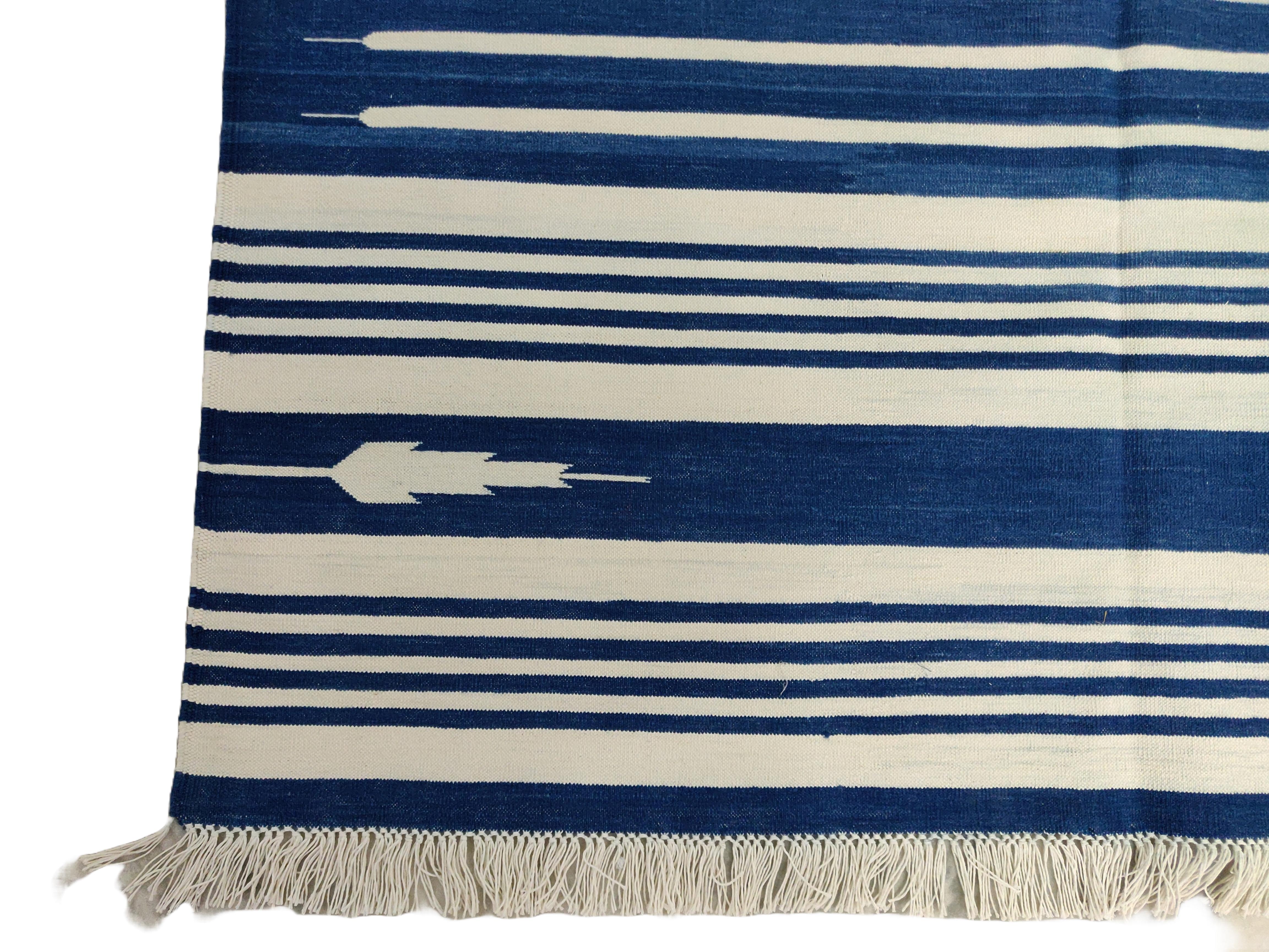 Indien Tapis Dhurrie indien à rayures bleues et blanches fait à la main, 4 x 6 en vente