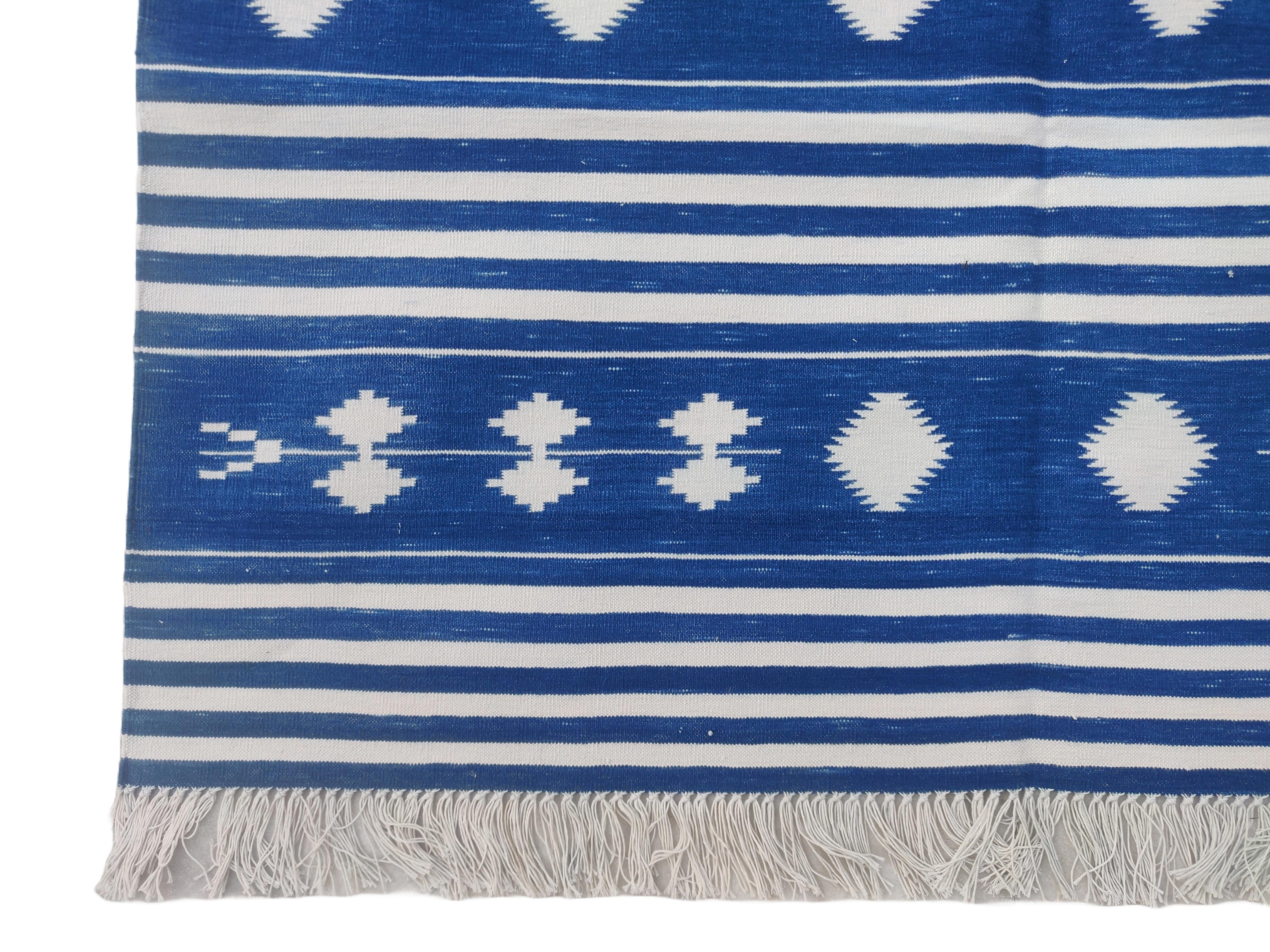 Handgefertigter Flachgewebe-Teppich aus Baumwolle, 4x6 Blau und Weiß gestreifter indischer Dhurrie (Indisch) im Angebot
