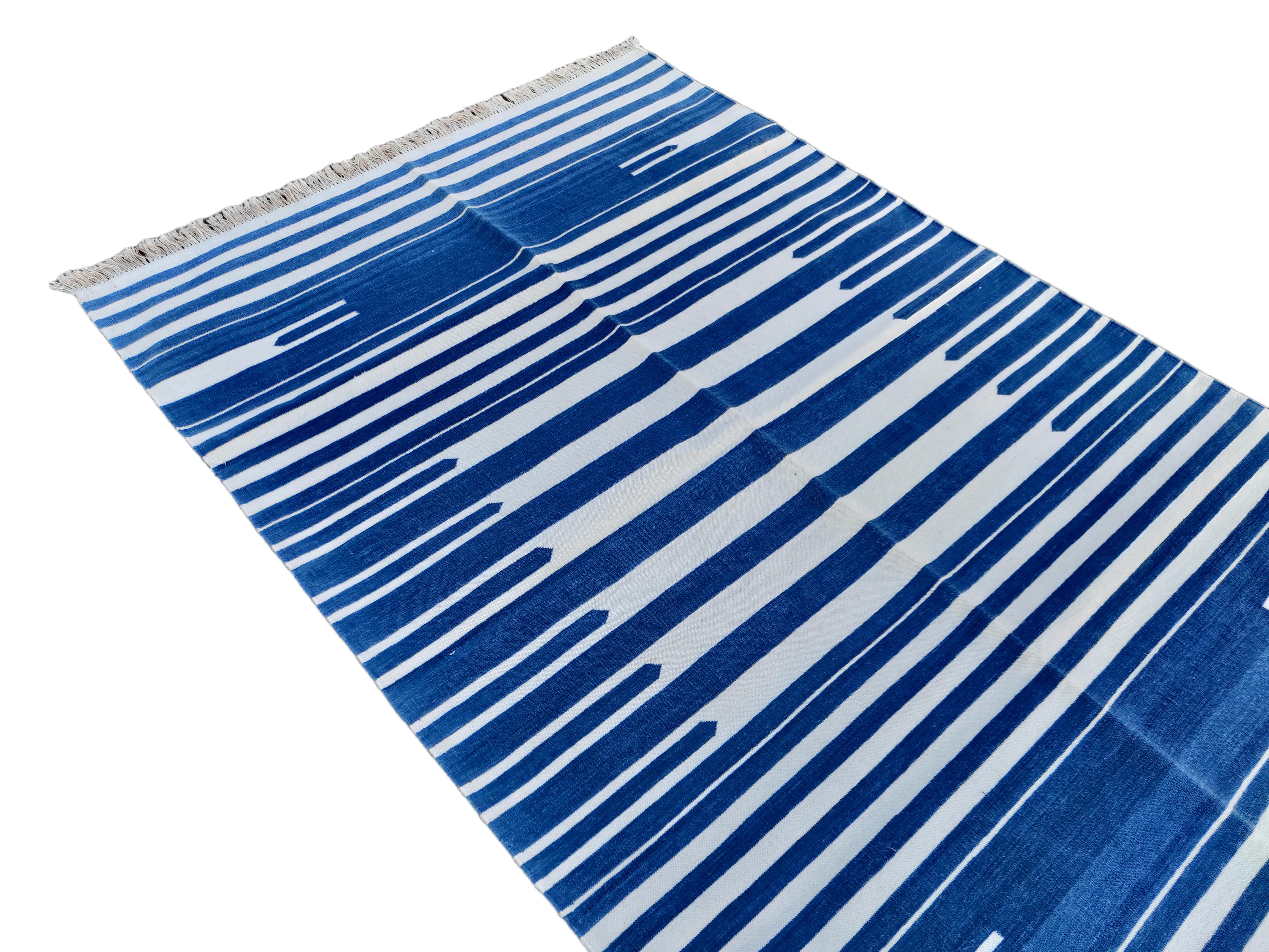 Handgefertigter Flachgewebe-Teppich aus Baumwolle, 4x6 Blau und Weiß gestreifter indischer Dhurrie (Indisch) im Angebot