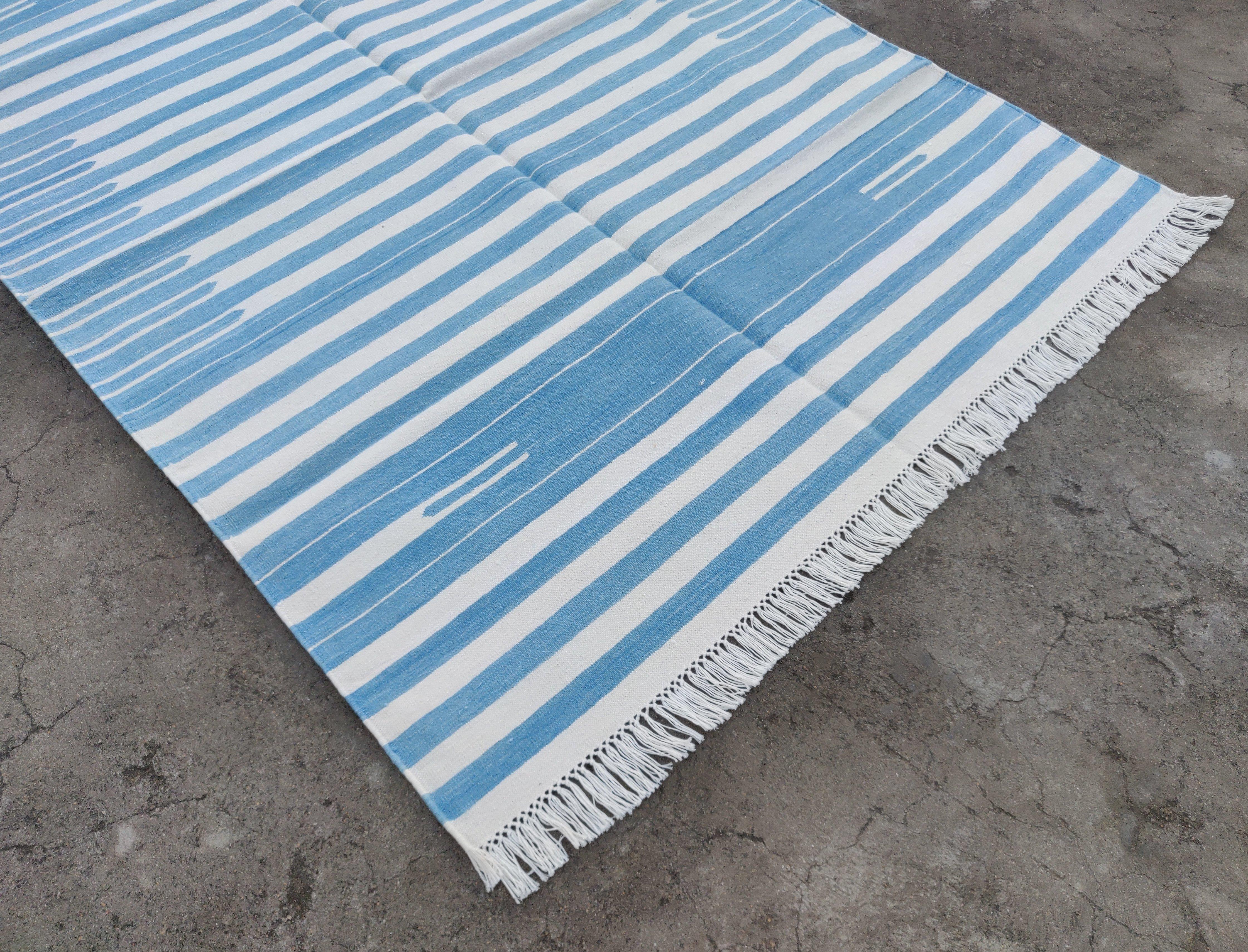 Indiano Tappeto a tessitura piatta in cotone fatto a mano, 4x6 a righe bianche e blu, indiano Dhurrie in vendita
