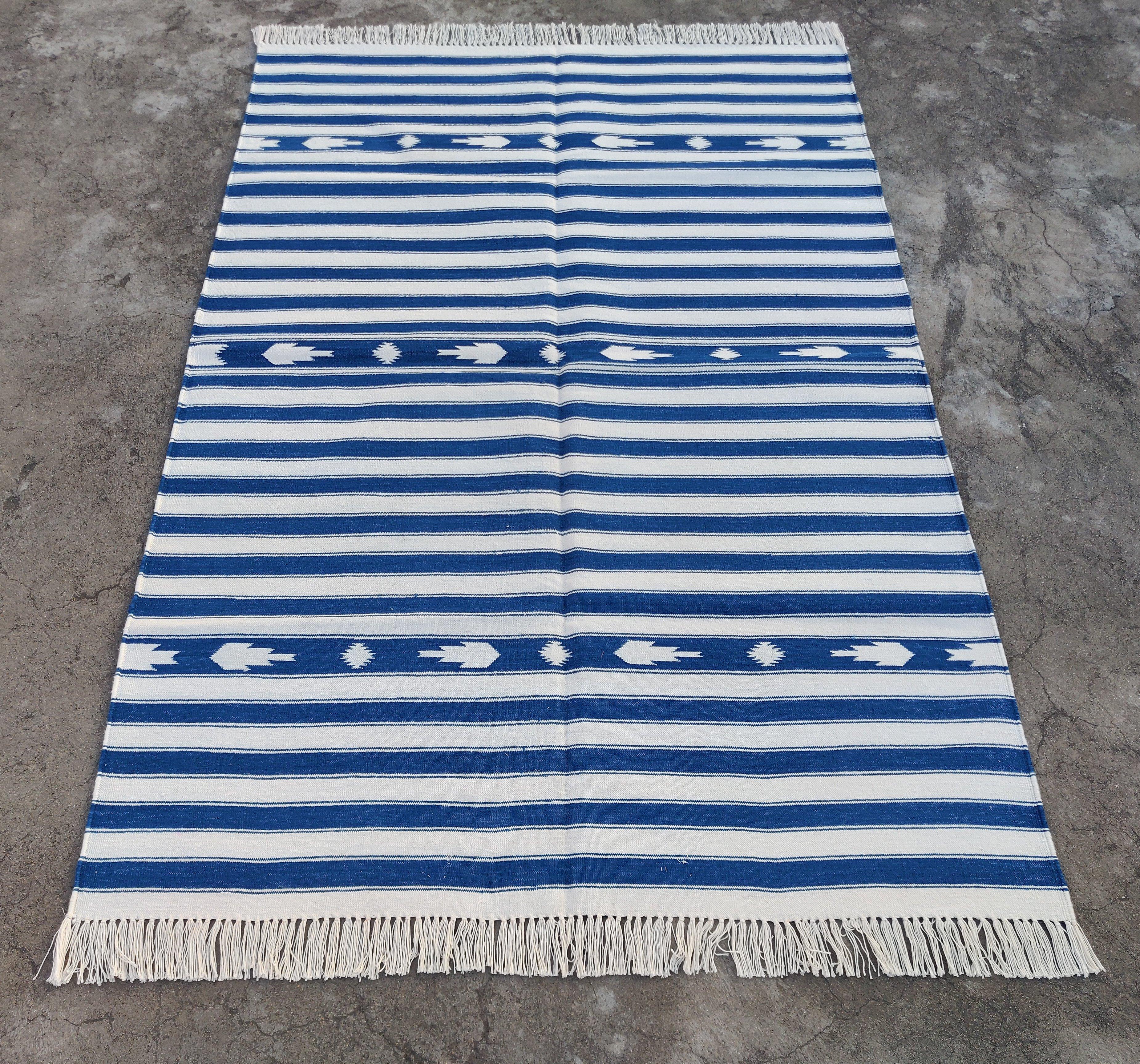 Indien Tapis Dhurrie indien à rayures bleues et blanches fait à la main, 4 x 6 en vente