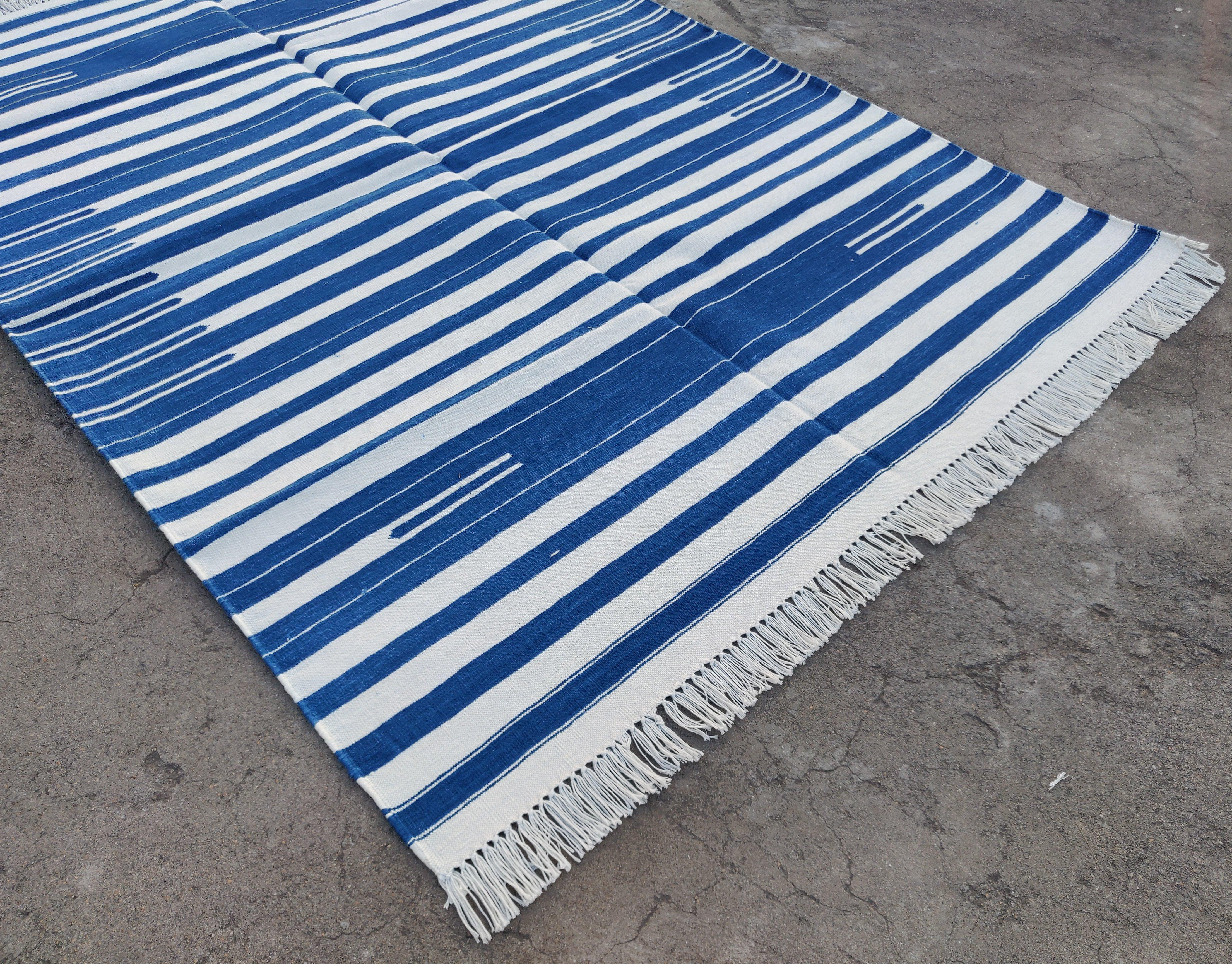 Indien Tapis Dhurrie indien à rayures bleues et blanches fait à la main, 4 x 6 en vente