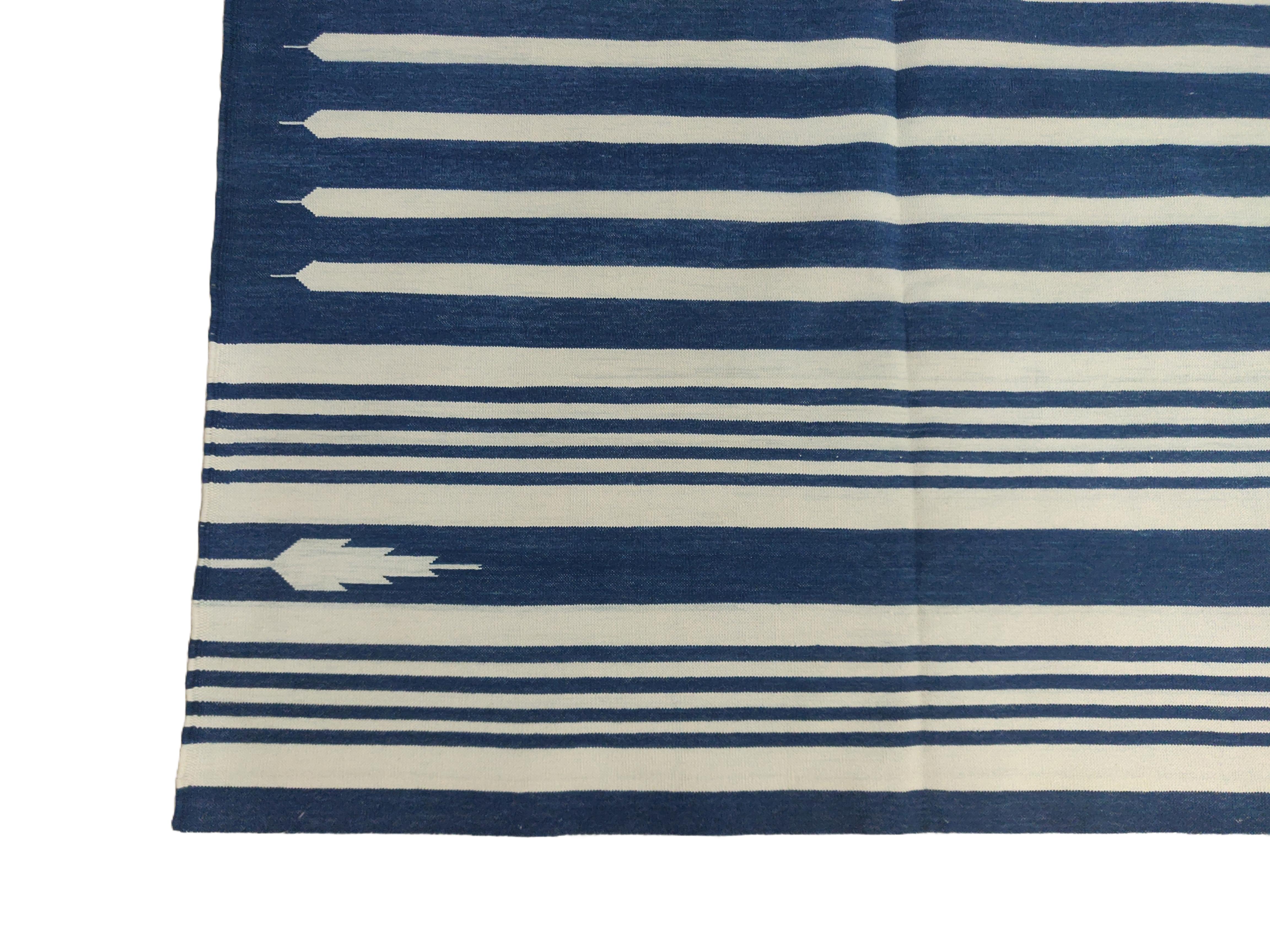 Handgefertigter Flachgewebe-Teppich aus Baumwolle, 4x6 Blau und Weiß gestreifter indischer Dhurrie (Handgewebt) im Angebot