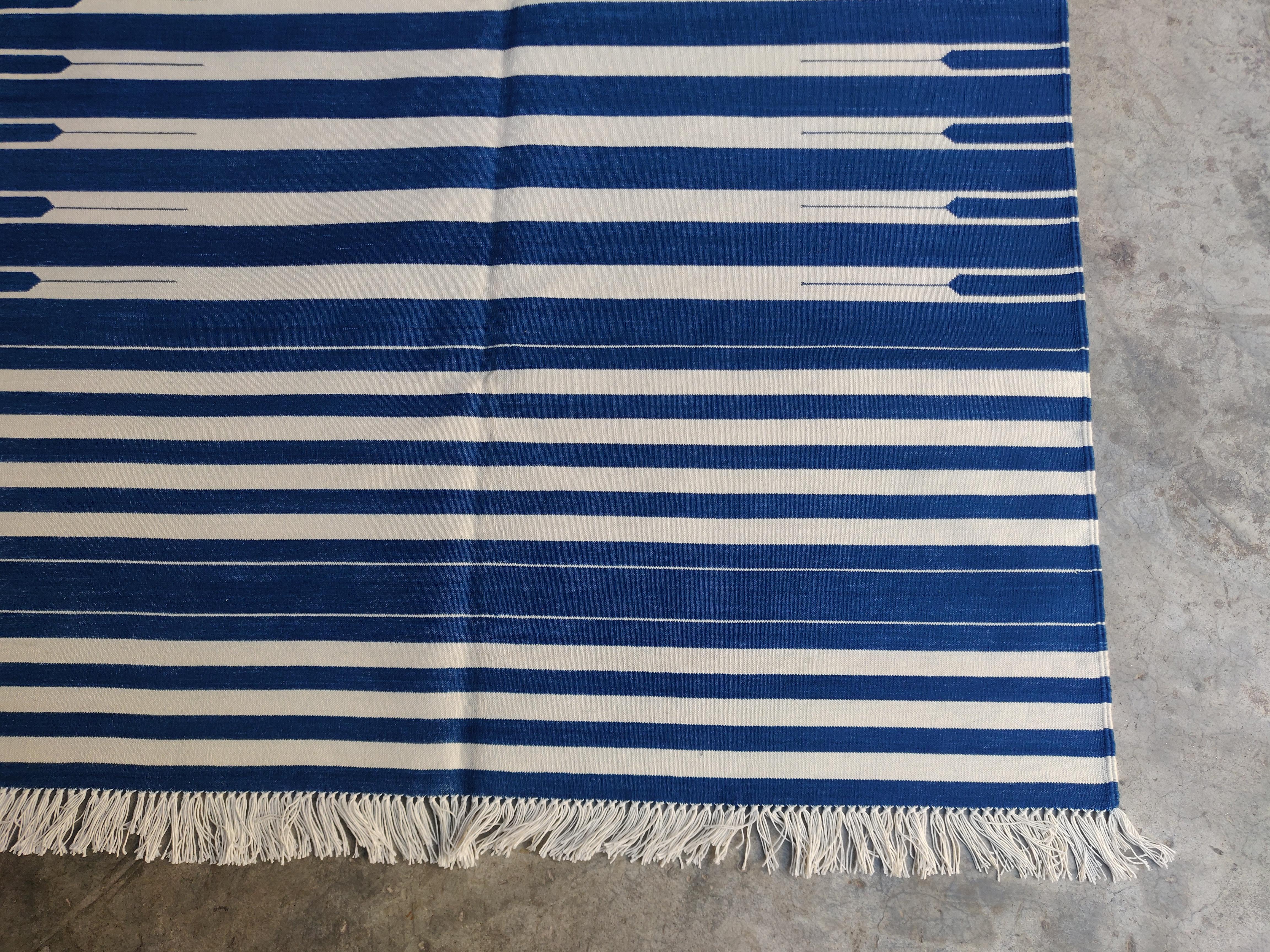 Tessuto a mano Tappeto a tessitura piatta in cotone fatto a mano, 4x6 a righe bianche e blu, indiano Dhurrie in vendita