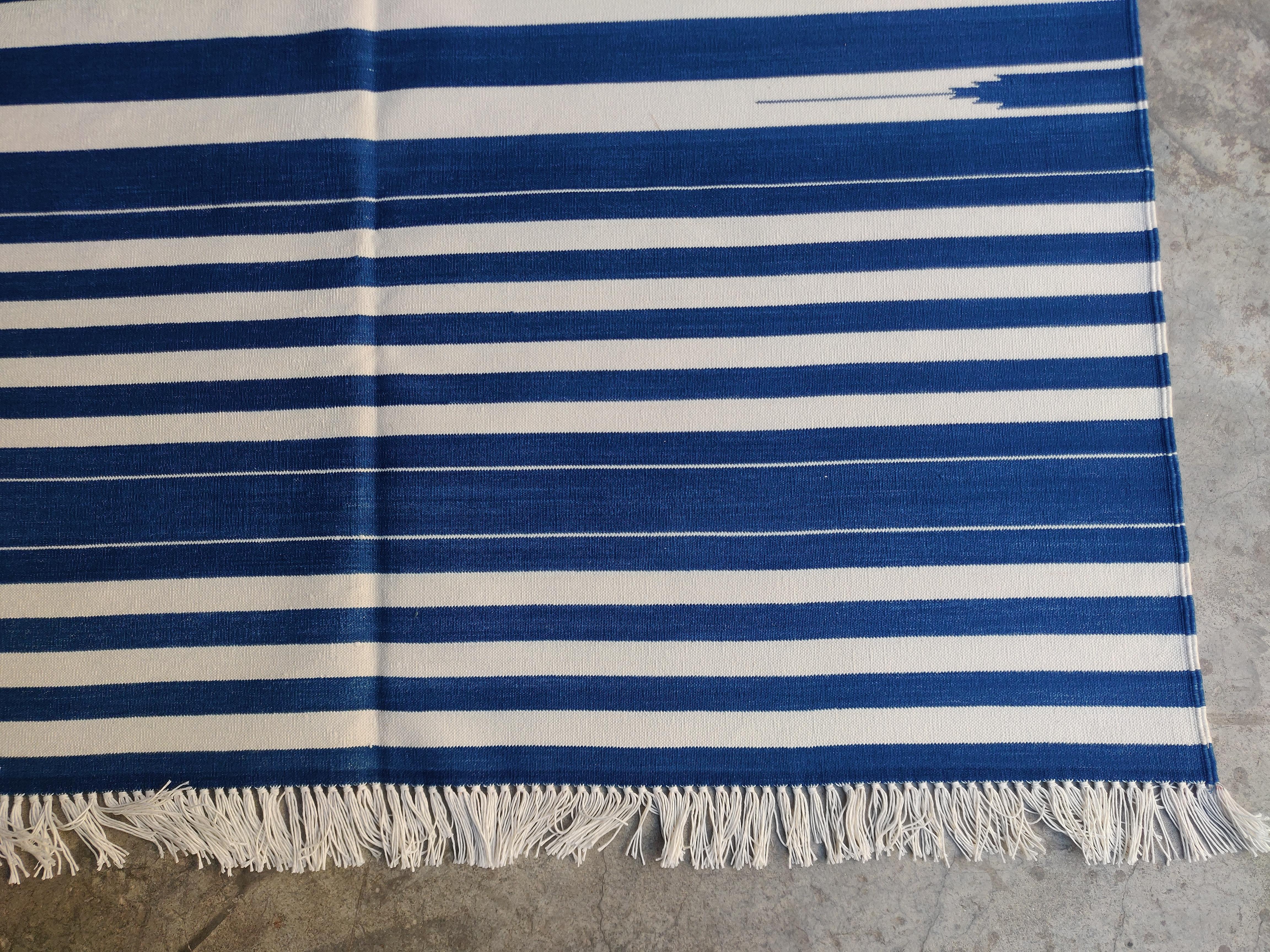 Handgefertigter Flachgewebe-Teppich aus Baumwolle, 4x6 Blau und Weiß gestreifter indischer Dhurrie (Handgewebt) im Angebot