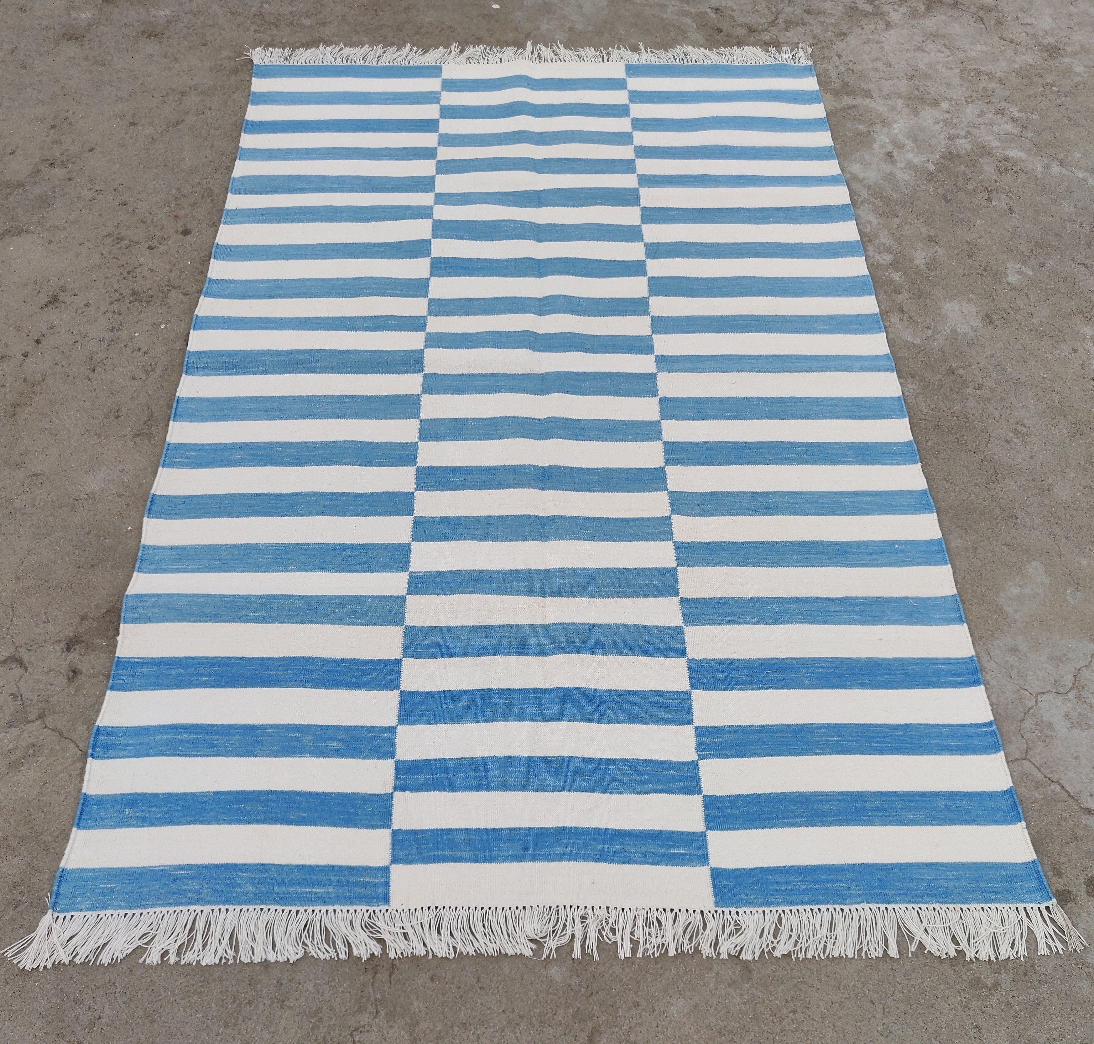 Tissé à la main Tapis Dhurrie indien à rayures bleues et blanches fait à la main, 4 x 6 en vente