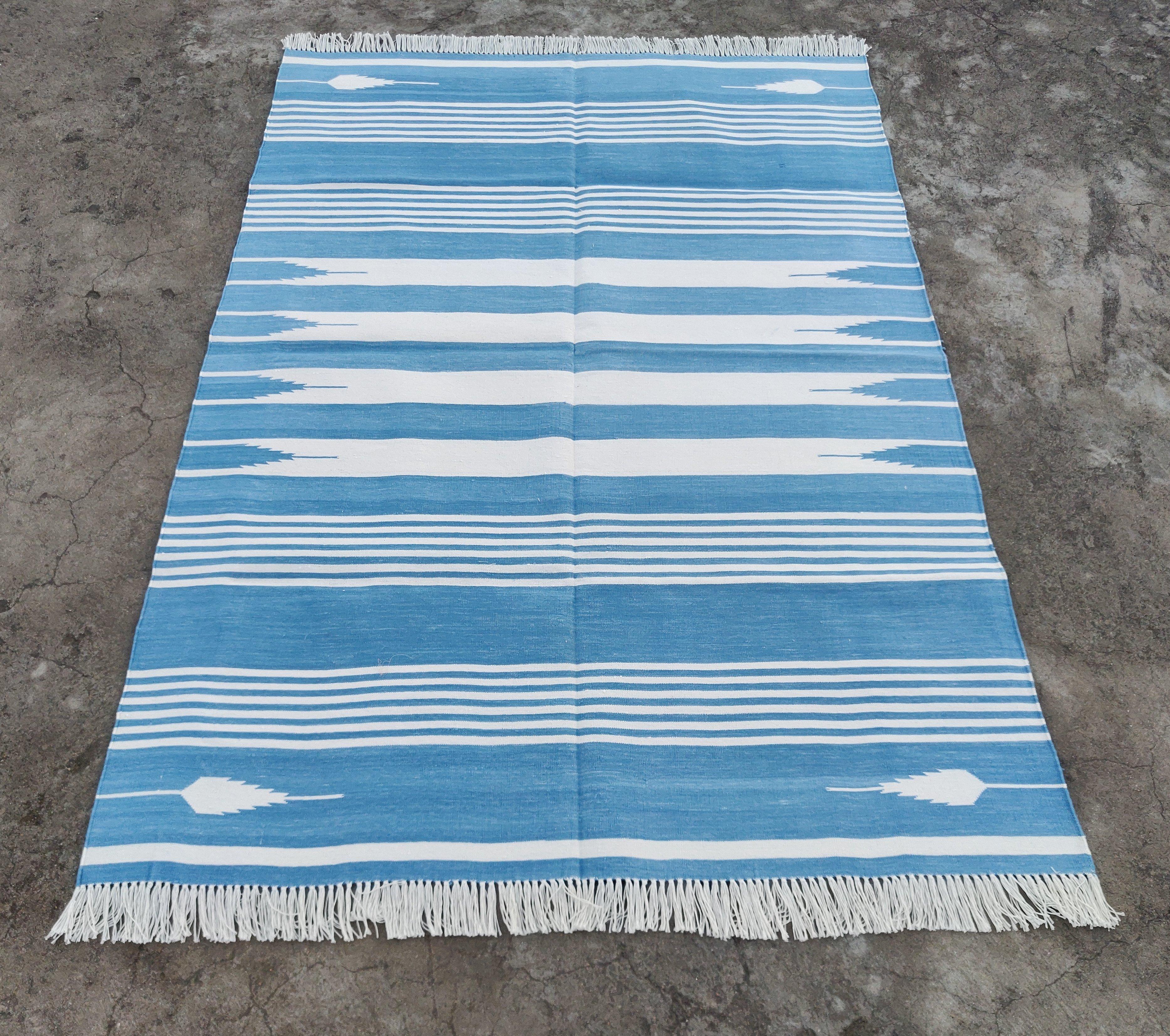 Tissé à la main Tapis Dhurrie indien à rayures bleues et blanches fait à la main, 4 x 6 en vente