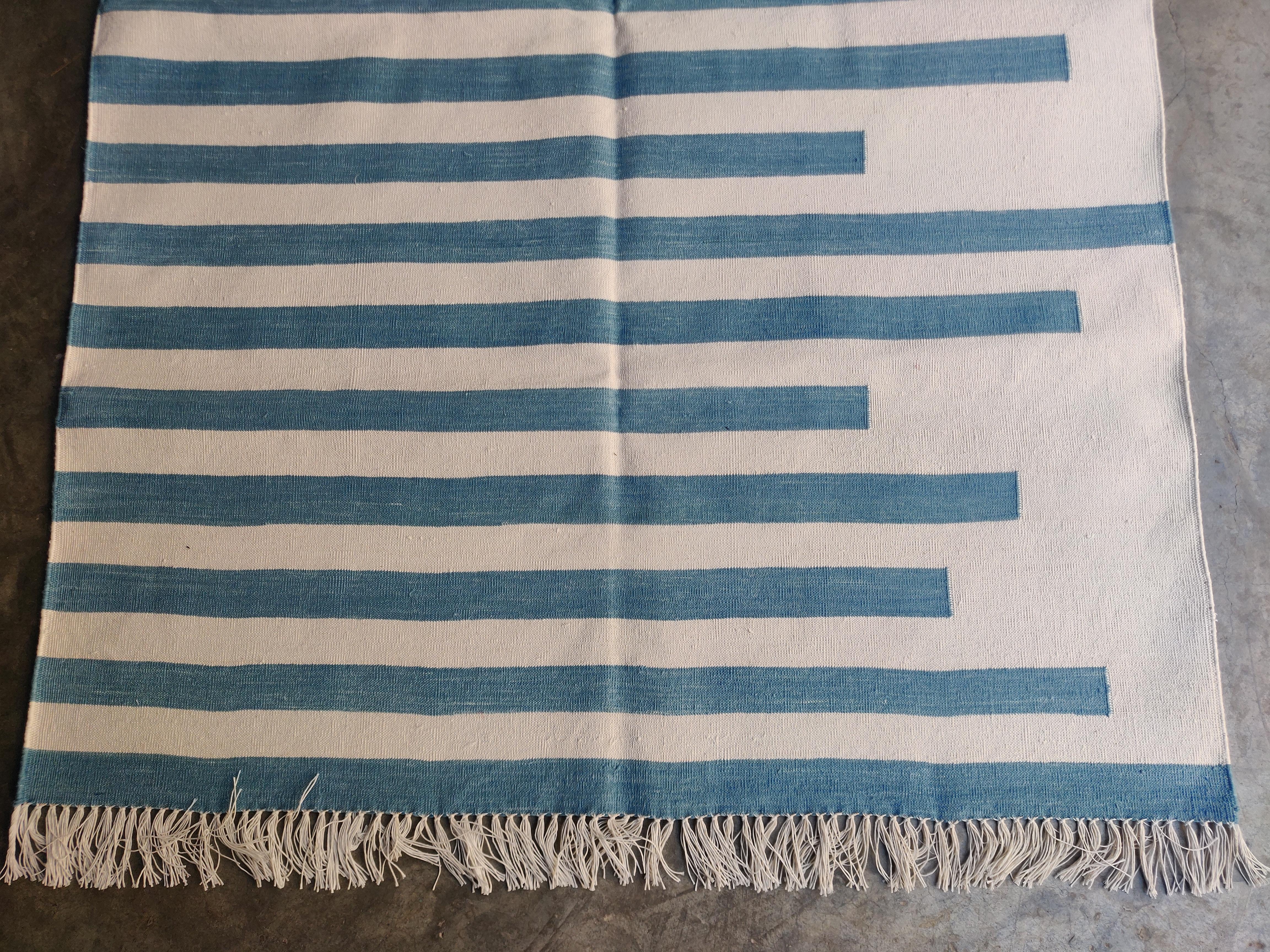 Handgefertigter Flachgewebe-Teppich aus Baumwolle, 4x6 Blau und Weiß gestreifter indischer Dhurrie im Zustand „Neu“ im Angebot in Jaipur, IN
