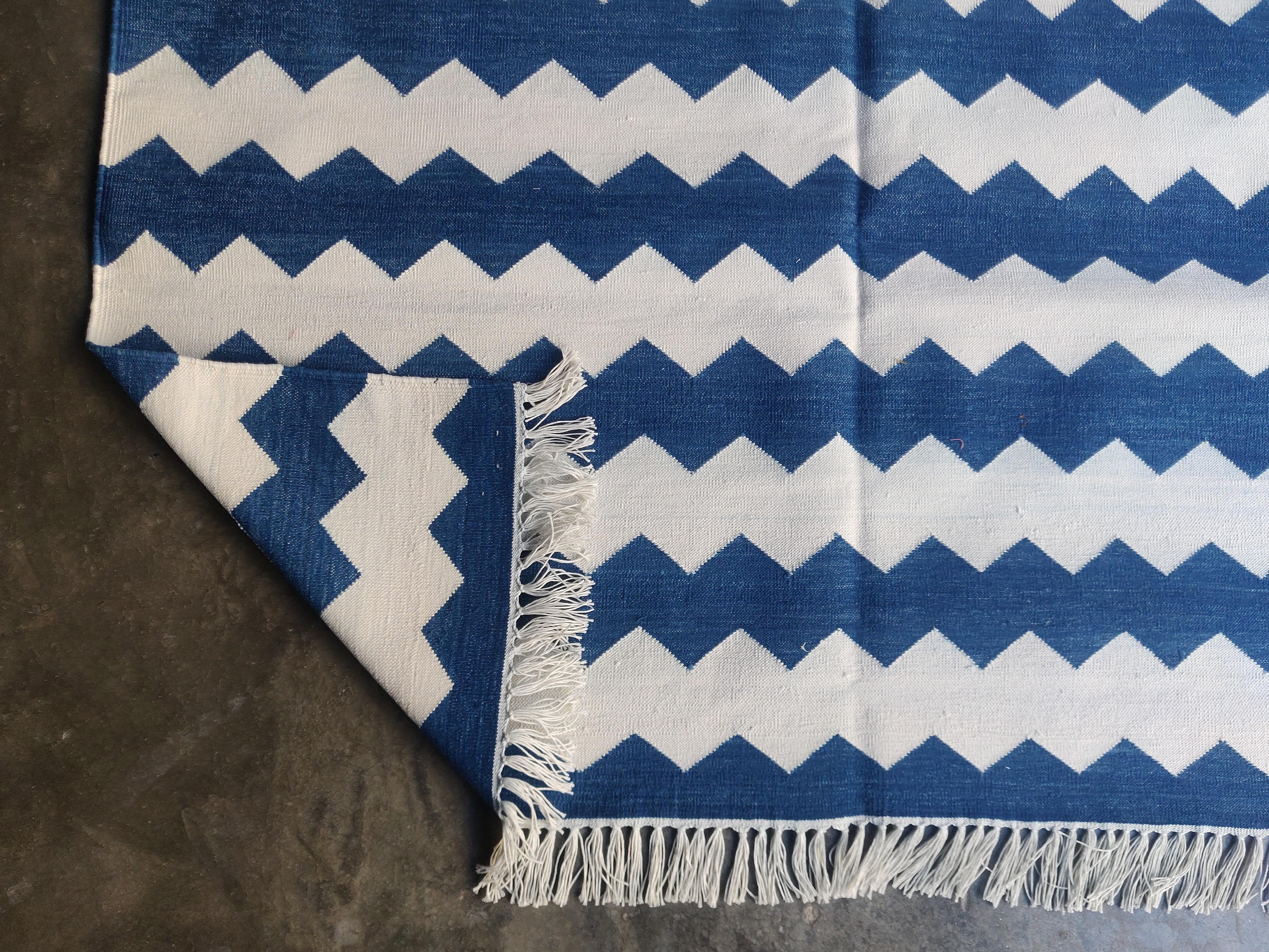 Tapis Dhurrie indien à rayures bleues et blanches fait à la main, 4 x 6 Neuf - En vente à Jaipur, IN