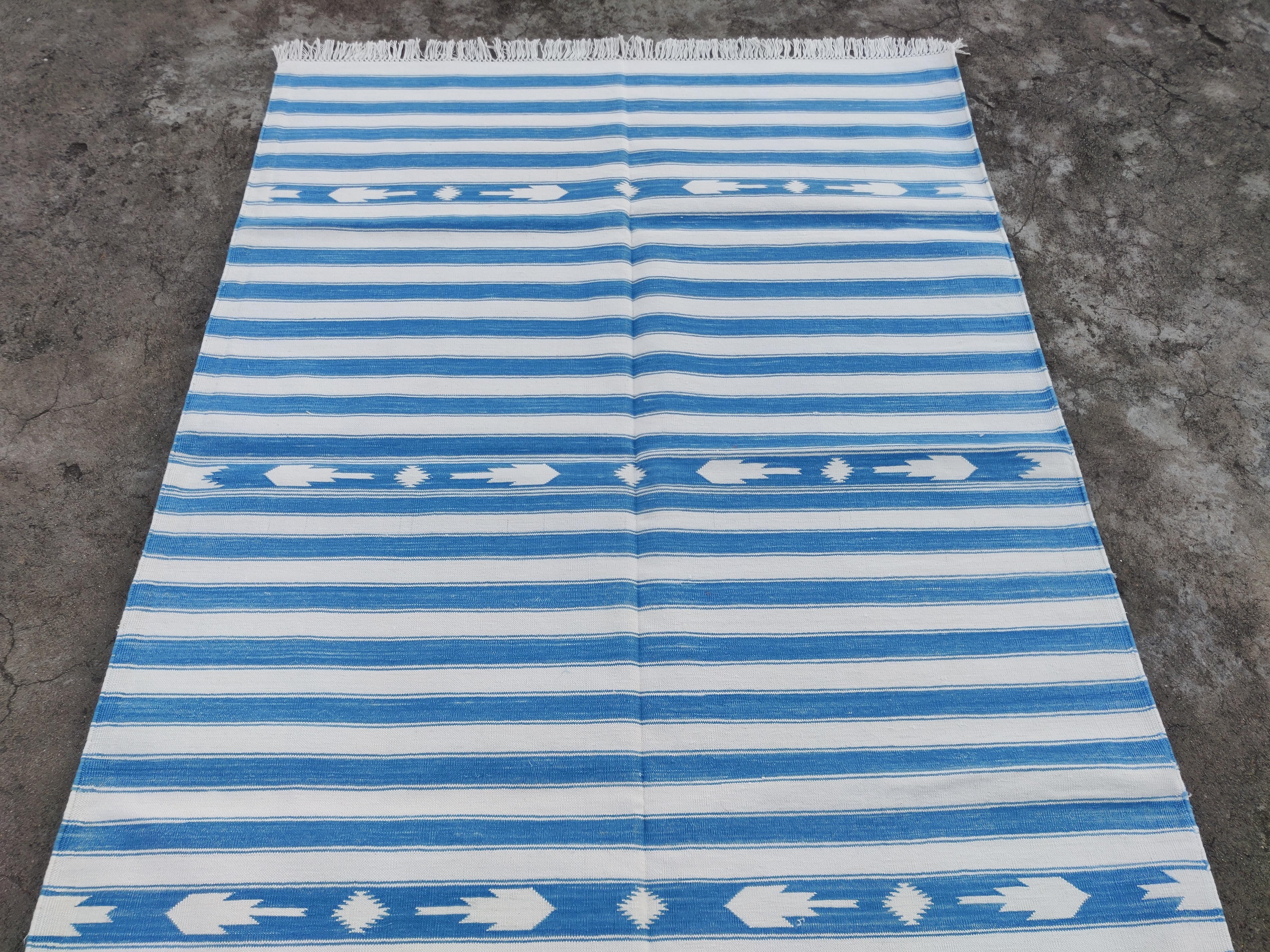 Handgefertigter Flachgewebe-Teppich aus Baumwolle, 4x6 Blau und Weiß gestreifter indischer Dhurrie im Zustand „Neu“ im Angebot in Jaipur, IN
